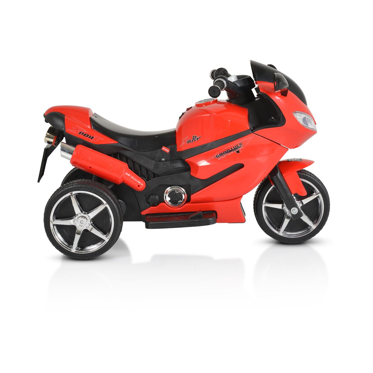 Rotes Spielzeugmotorrad auf weißem Grund. Es hat drei Räder und schwarz-silberne Details.