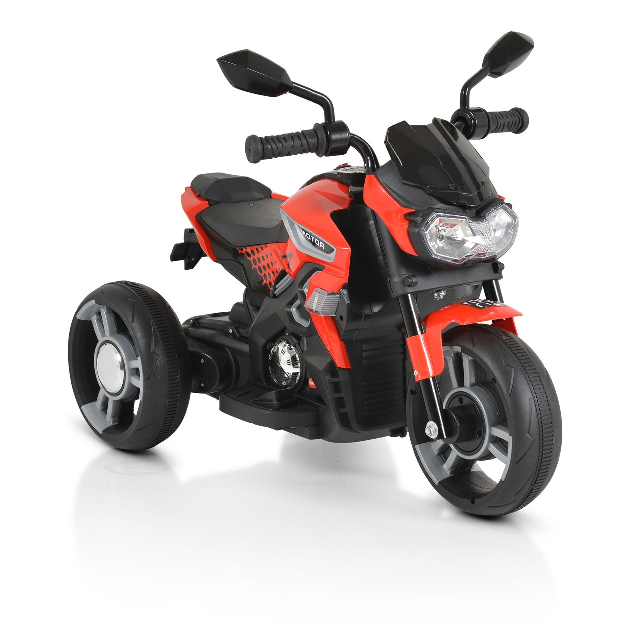 Rotes und schwarzes Spielzeugmotorrad mit drei Rädern. Weißer Hintergrund.