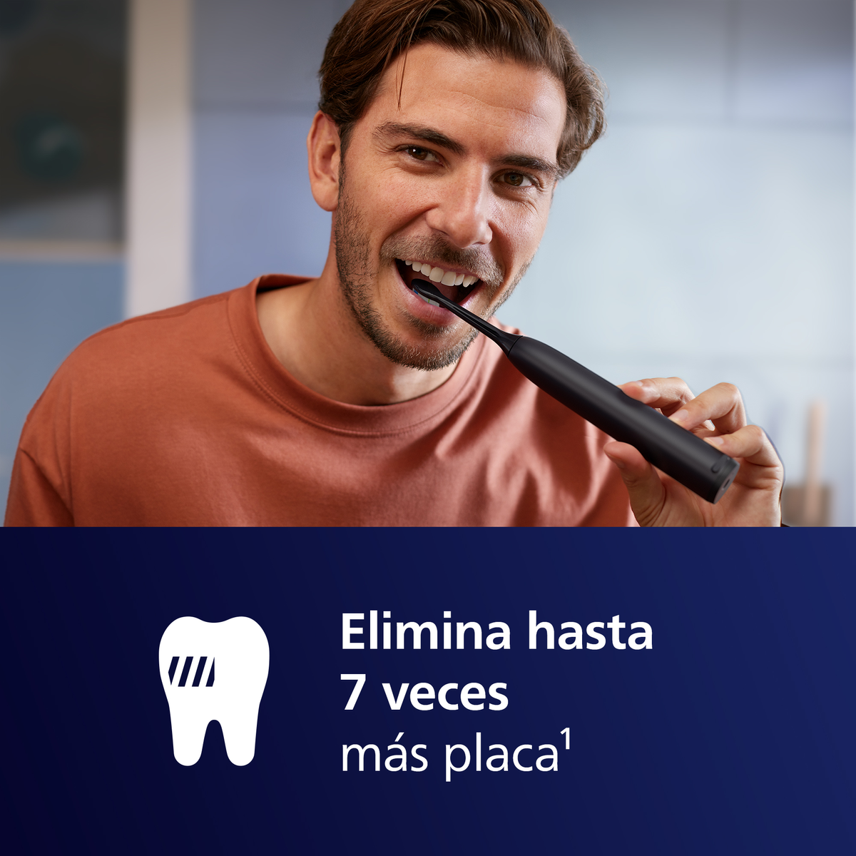 Mężczyzna myjący zęby czarną elektryczną szczoteczką, grafika białego zęba.