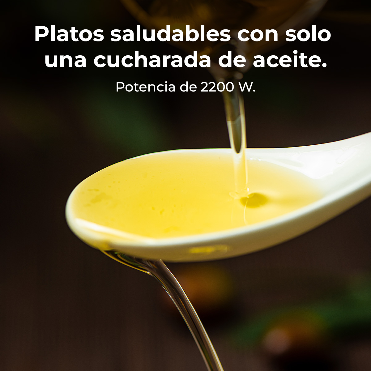 Łyżka wylewająca olej. Tekst w języku hiszpańskim: Zdrowe dania z tylko jedną łyżką oleju. Moc 2200 W.