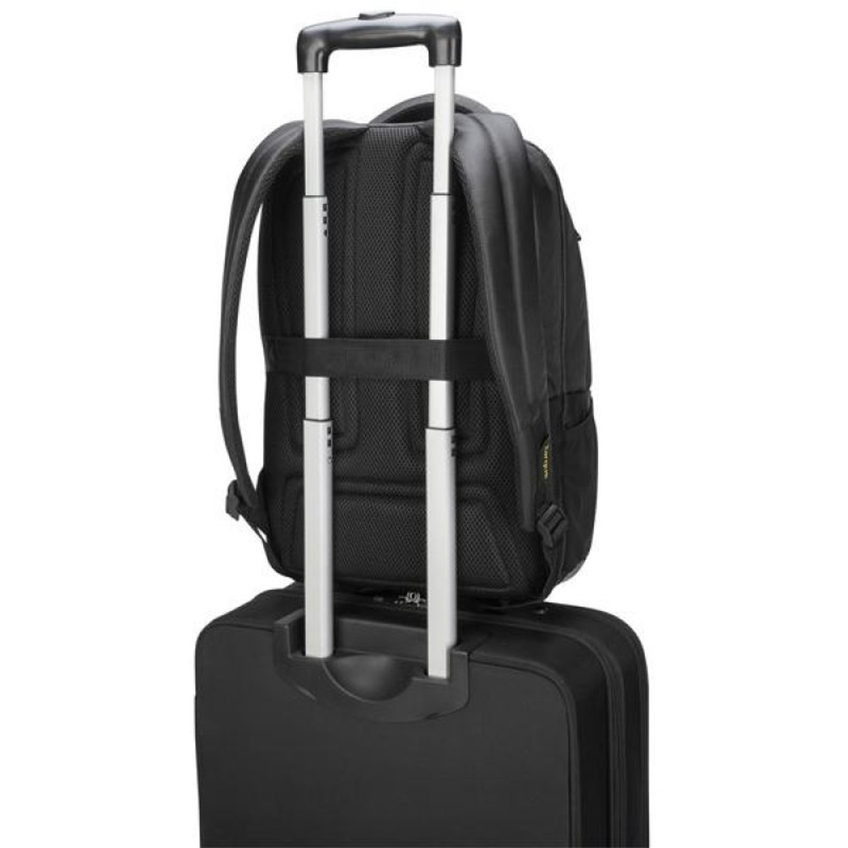 Ein schwarzer Rucksack auf einem schwarzen Rollkoffer, mit silbernen Griffen.