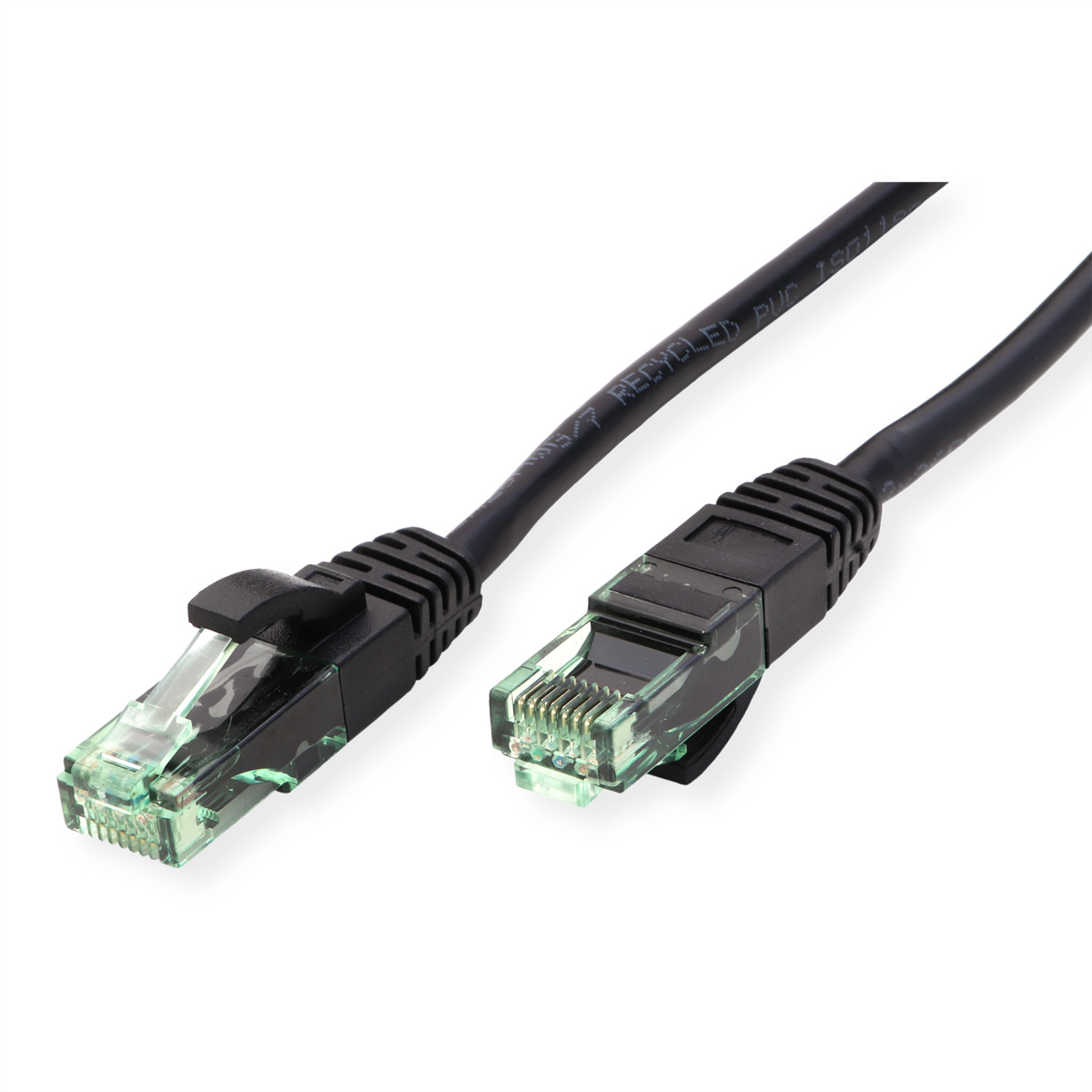 Zwarte ethernetkabel met connectoren op een witte achtergrond.