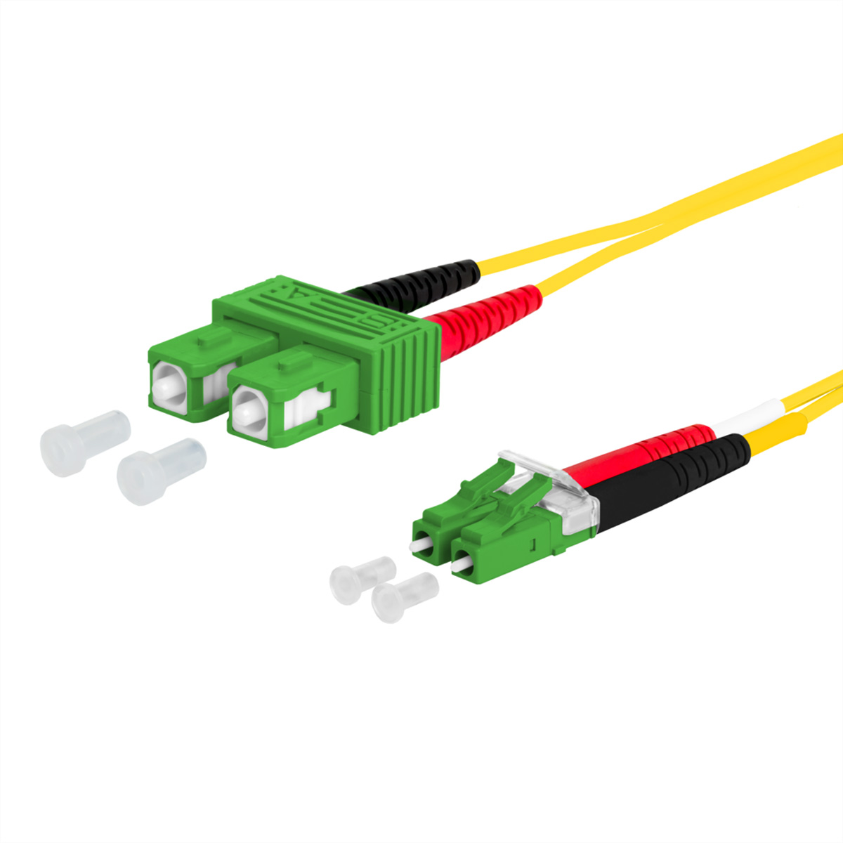 Câbles à fibre optique avec connecteurs et capuchons sur fond blanc.