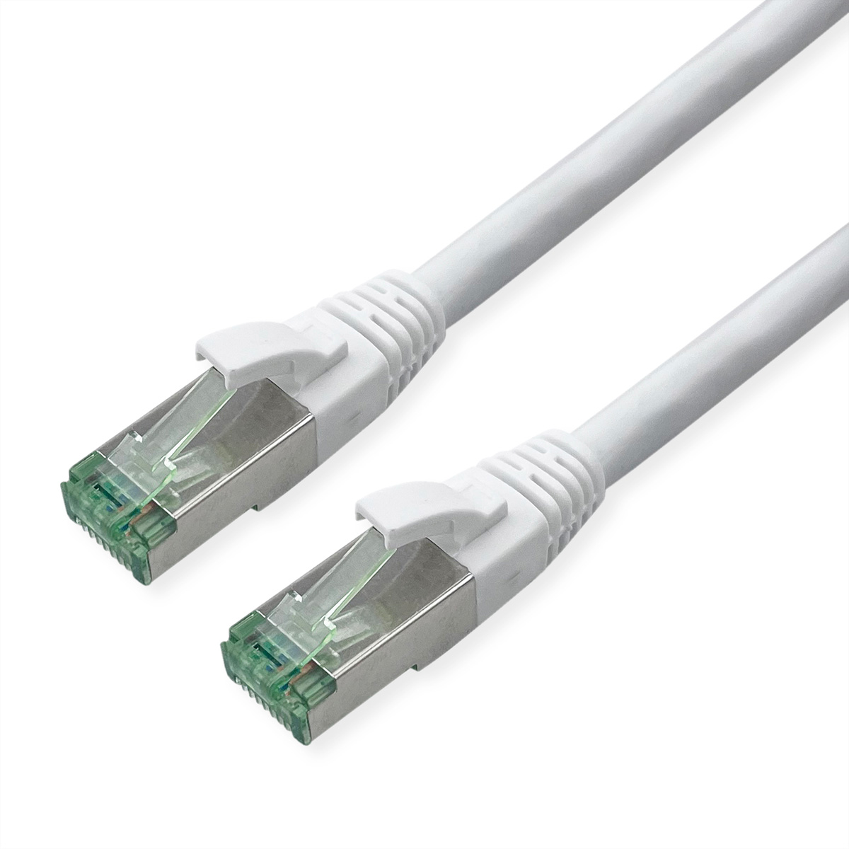 Witte ethernetkabel met connectoren op een witte achtergrond.