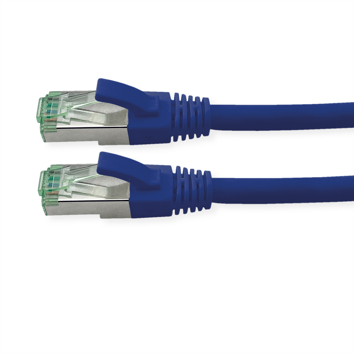 Câble Ethernet bleu avec connecteurs sur fond blanc.