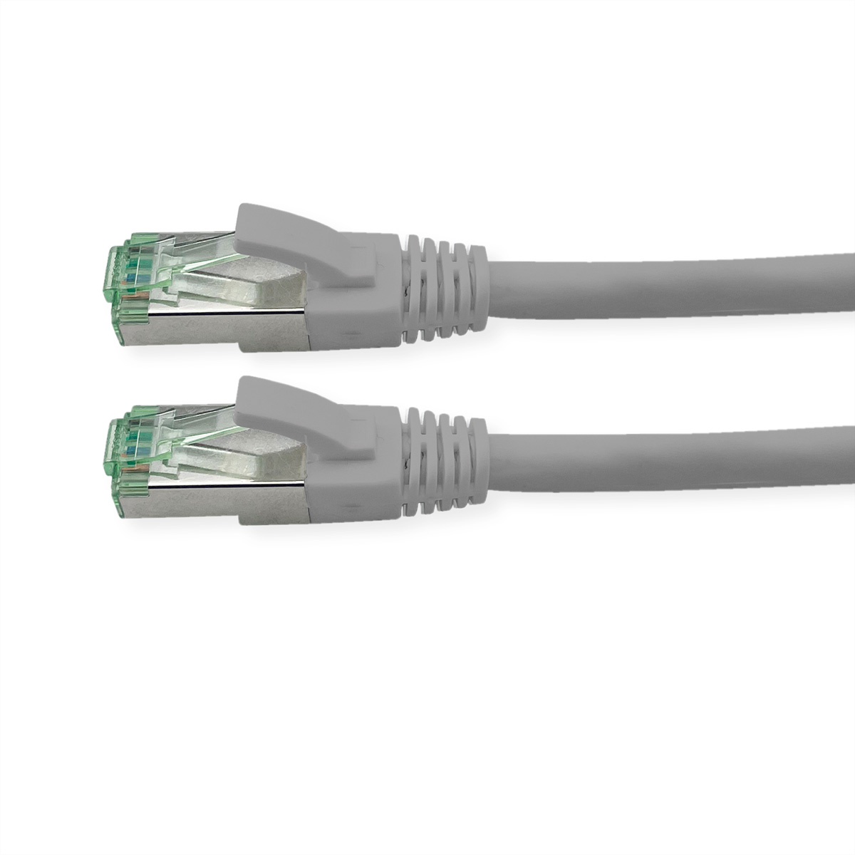 Deux câbles Ethernet gris avec connecteurs, vue en angle sur surface blanche.