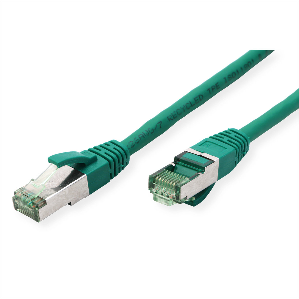 Câble Ethernet vert avec deux connecteurs, vue en angle sur une surface blanche.