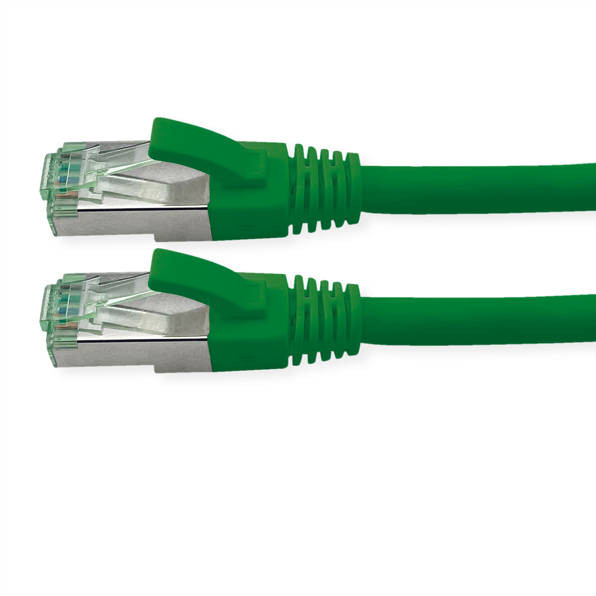 Deux câbles Ethernet verts avec connecteurs, vue en angle sur surface blanche.