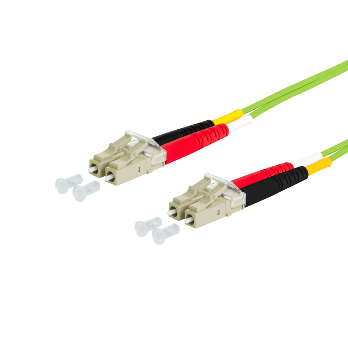 Câbles à fibre optique avec connecteurs, fond blanc.