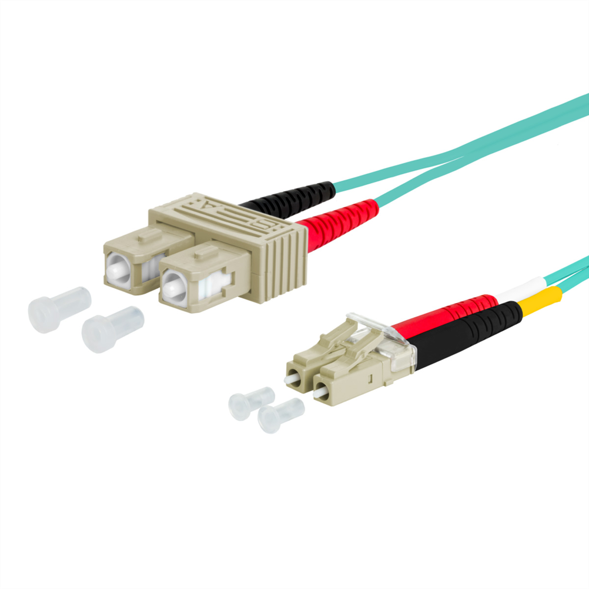 Câbles à fibre optique avec connecteurs et bouchons blancs, sur fond blanc.