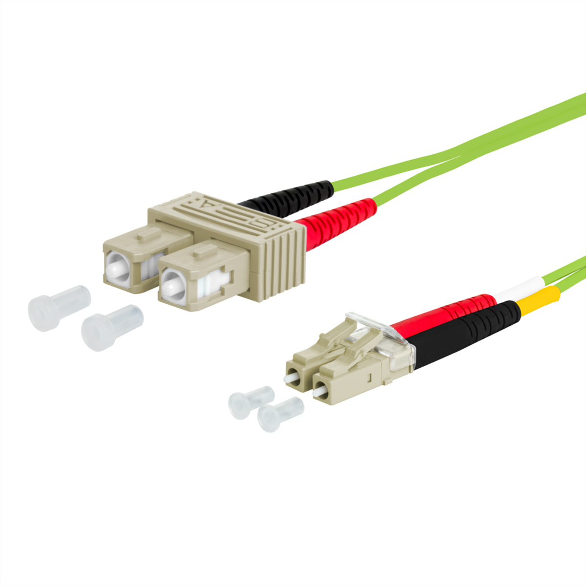 Deux câbles à fibre optique, connecteurs beiges, câbles verts et capuchons. Un câble se divise en deux.