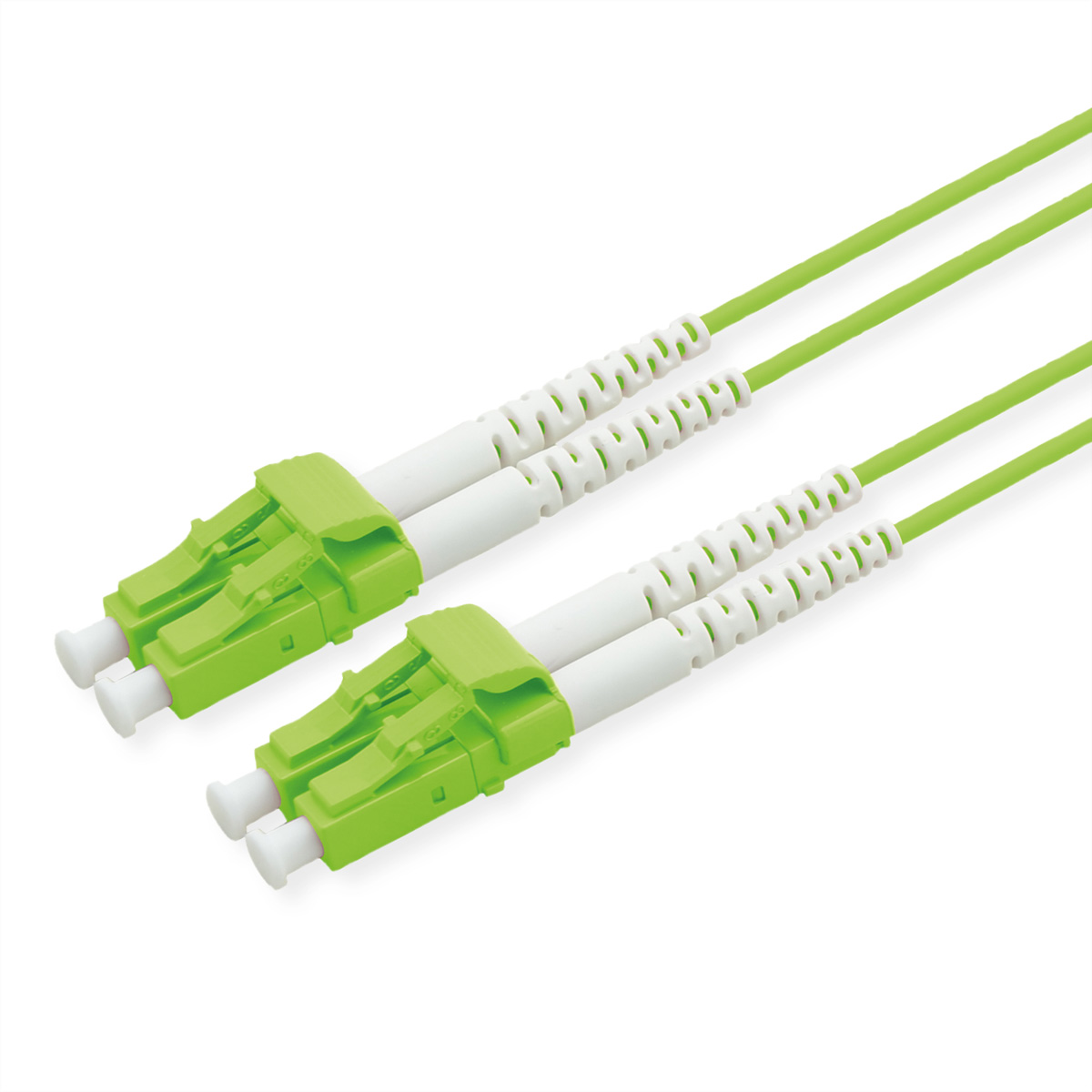 Twee glasvezelkabels met groene connectoren en witte kabel. Witte achtergrond.