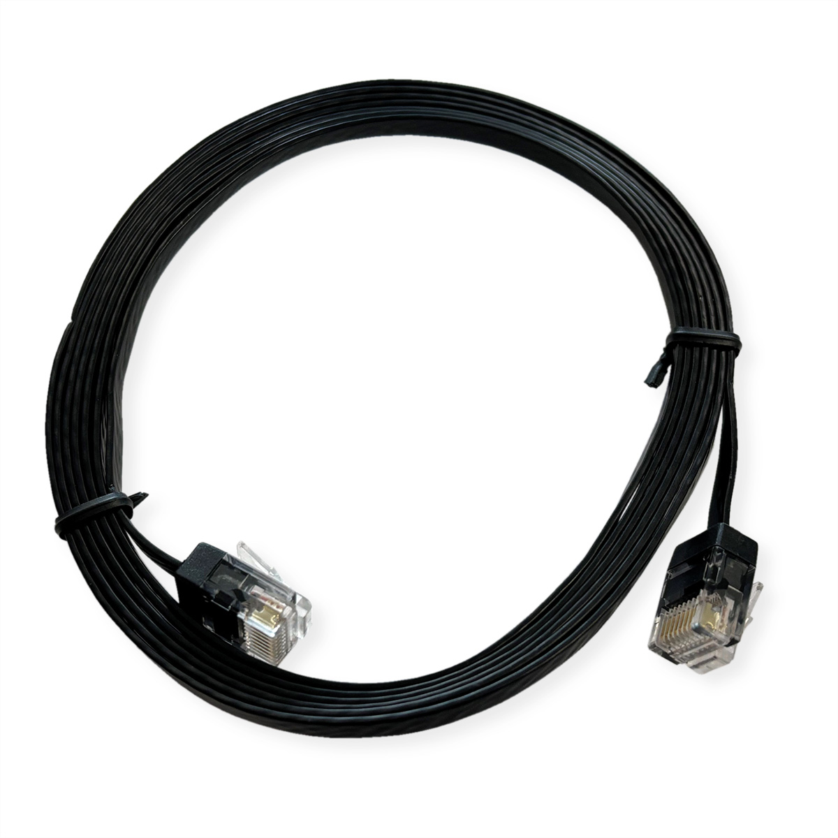 Zwarte Ethernet-kabel opgerold. Twee Ethernet-connectoren. Witte achtergrond.