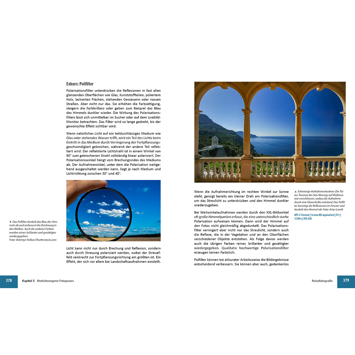 Offenes Buch über Fotografie mit Blick auf blauen Himmel durch ein Objektiv.