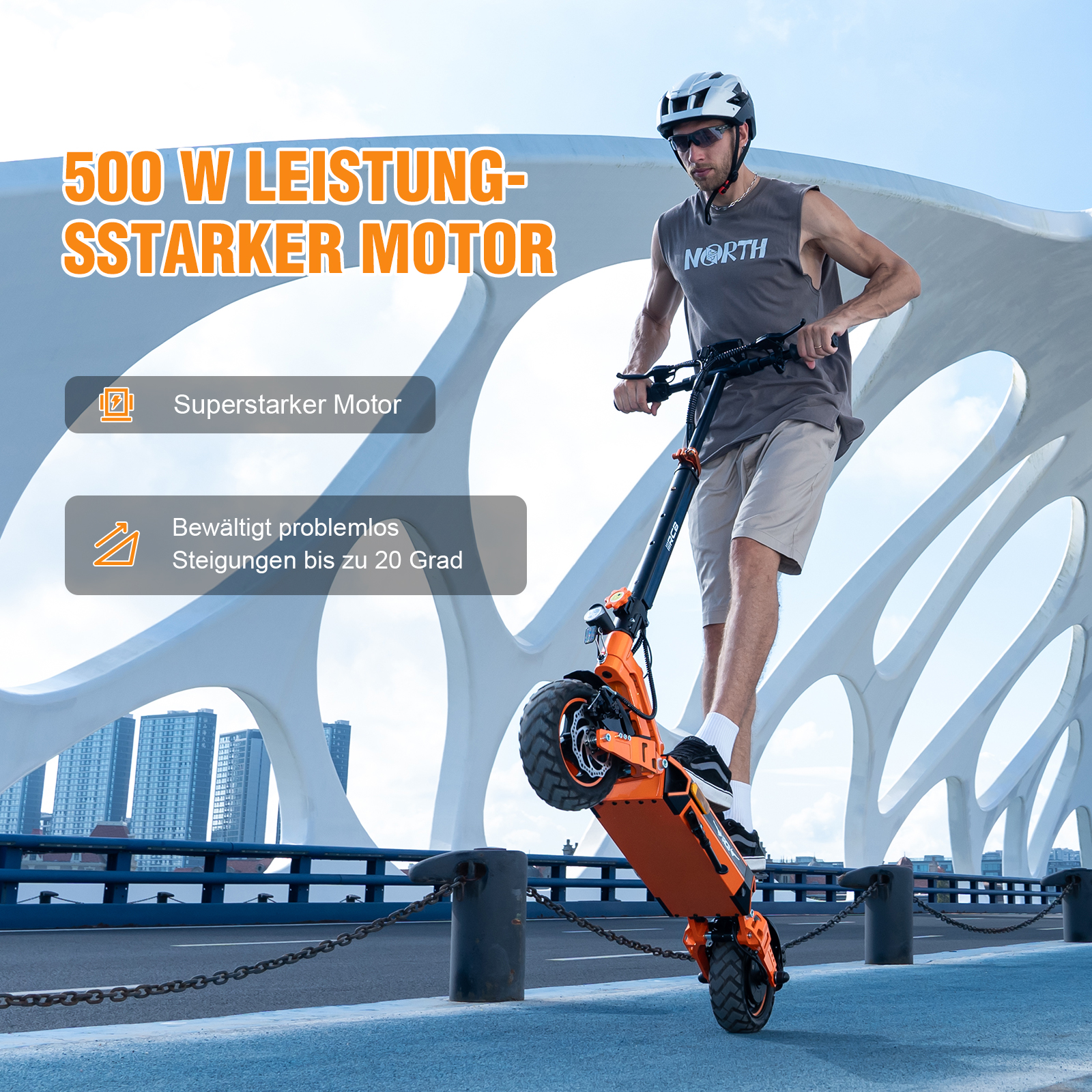 Mężczyzna na pomarańczowej hulajnodze elektrycznej, jadący po moście. Widoczne budynki. Białe tło.