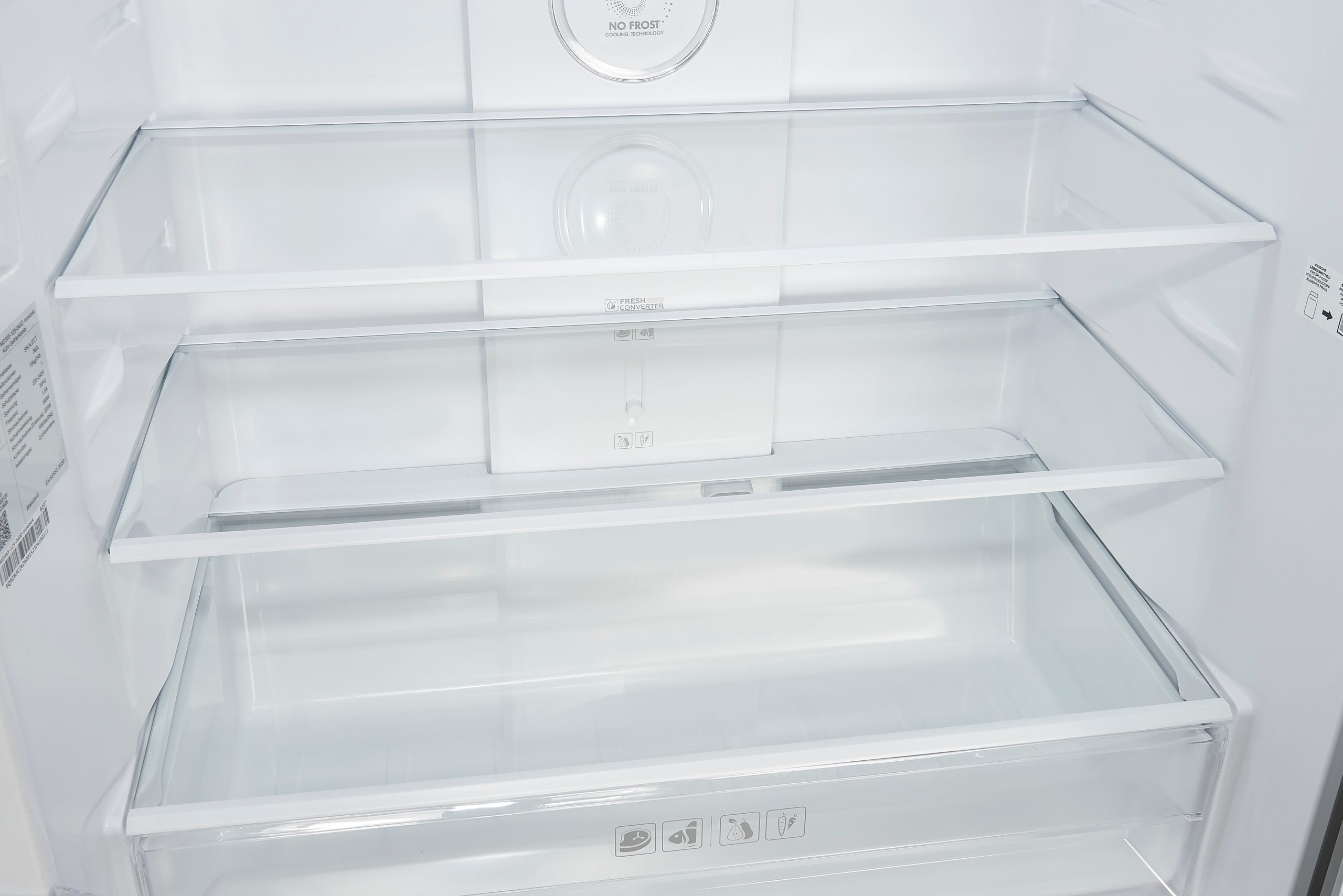 Leerer weißer Kühlschrankinnenraum mit drei Glasböden.