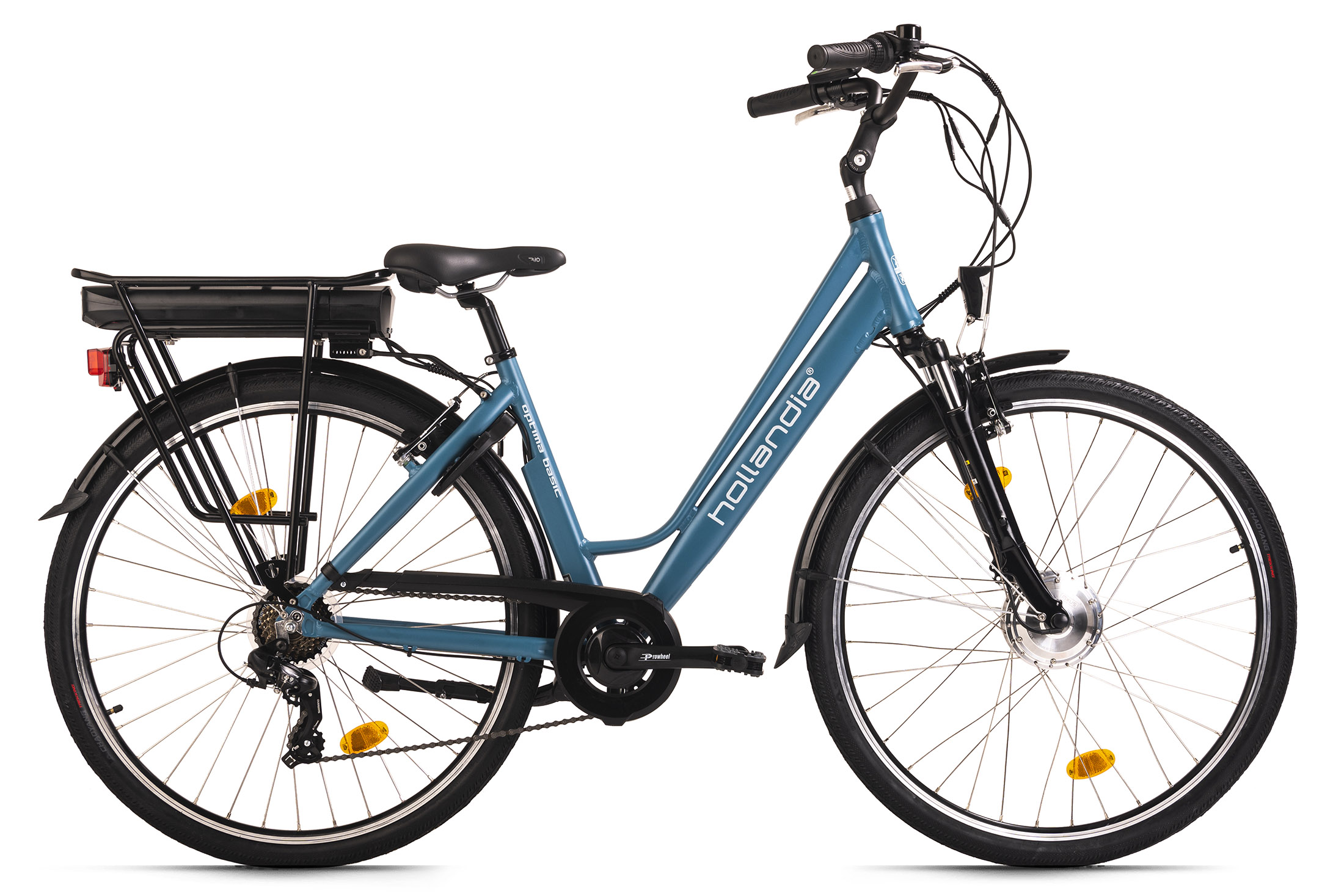 Ein türkisfarbenes Elektrofahrrad mit schwarzem Akku und schwarzem Gepäckträger. Weißer Hintergrund.