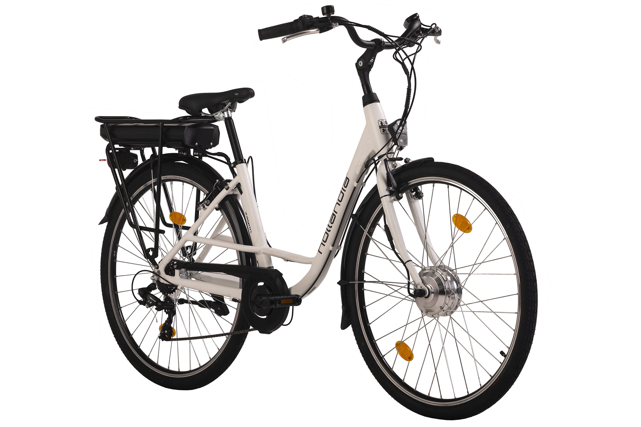Ein weißes Elektrofahrrad auf weißem Hintergrund.