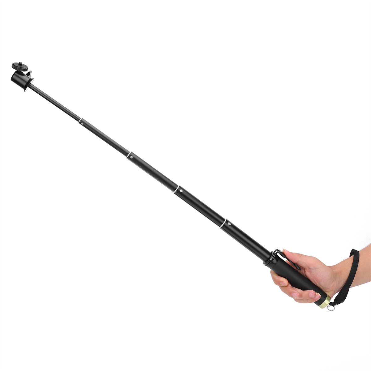 Hand hält einen schwarzen Selfie-Stick, ausgefahren, vor weißem Hintergrund.