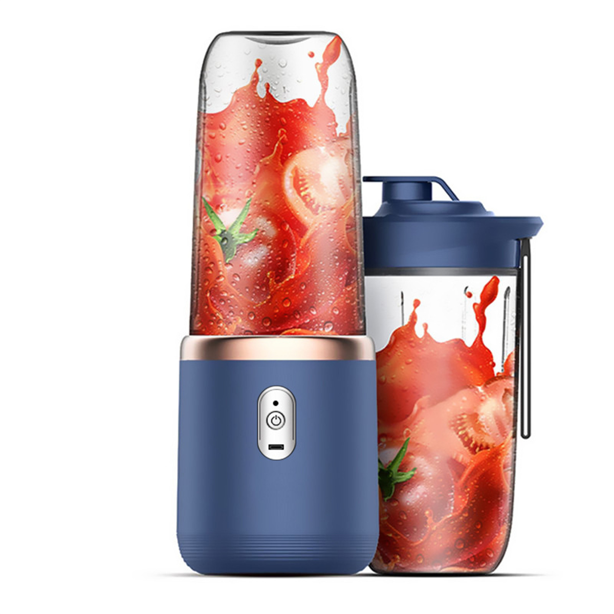 Blau-goldener Mixer mit zwei Behältern, einer mit roter Flüssigkeit und Tomaten gefüllt. Weißer Hintergrund.