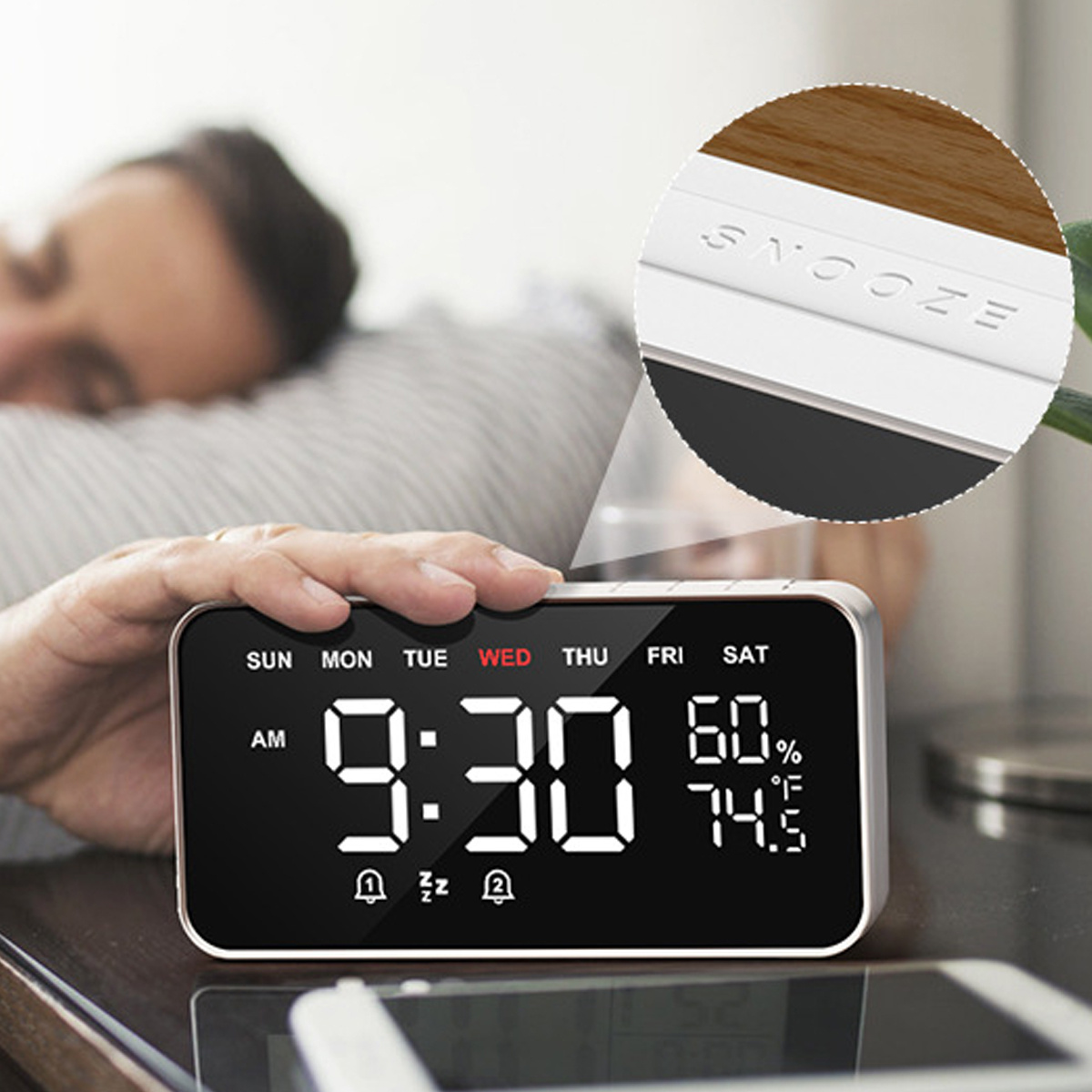 Digitaler Wecker mit Zeit, Datum und Temperatur, mit schlafender Person.