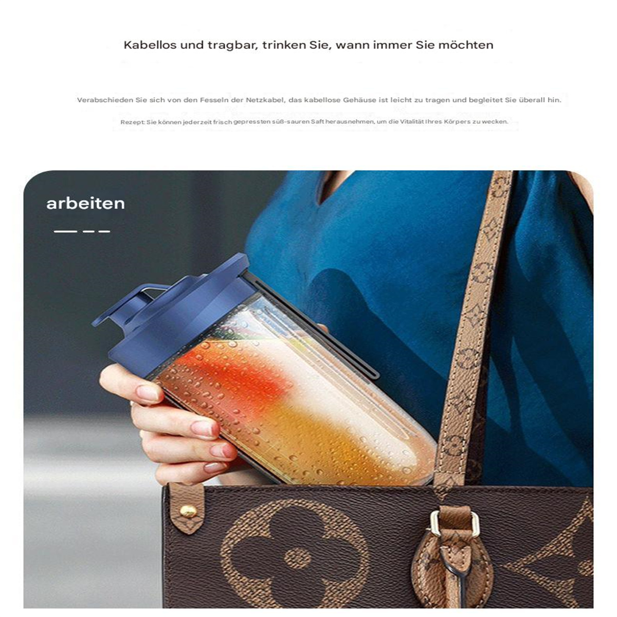 Eine Person hält einen Mixer mit bunten Inhalten neben einer braunen Tasche.