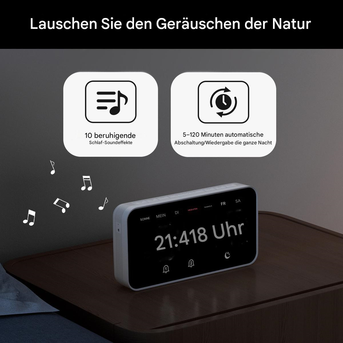 Ein weißer Wecker mit digitaler Anzeige, die Zeit anzeigt, auf einem Holztisch.
