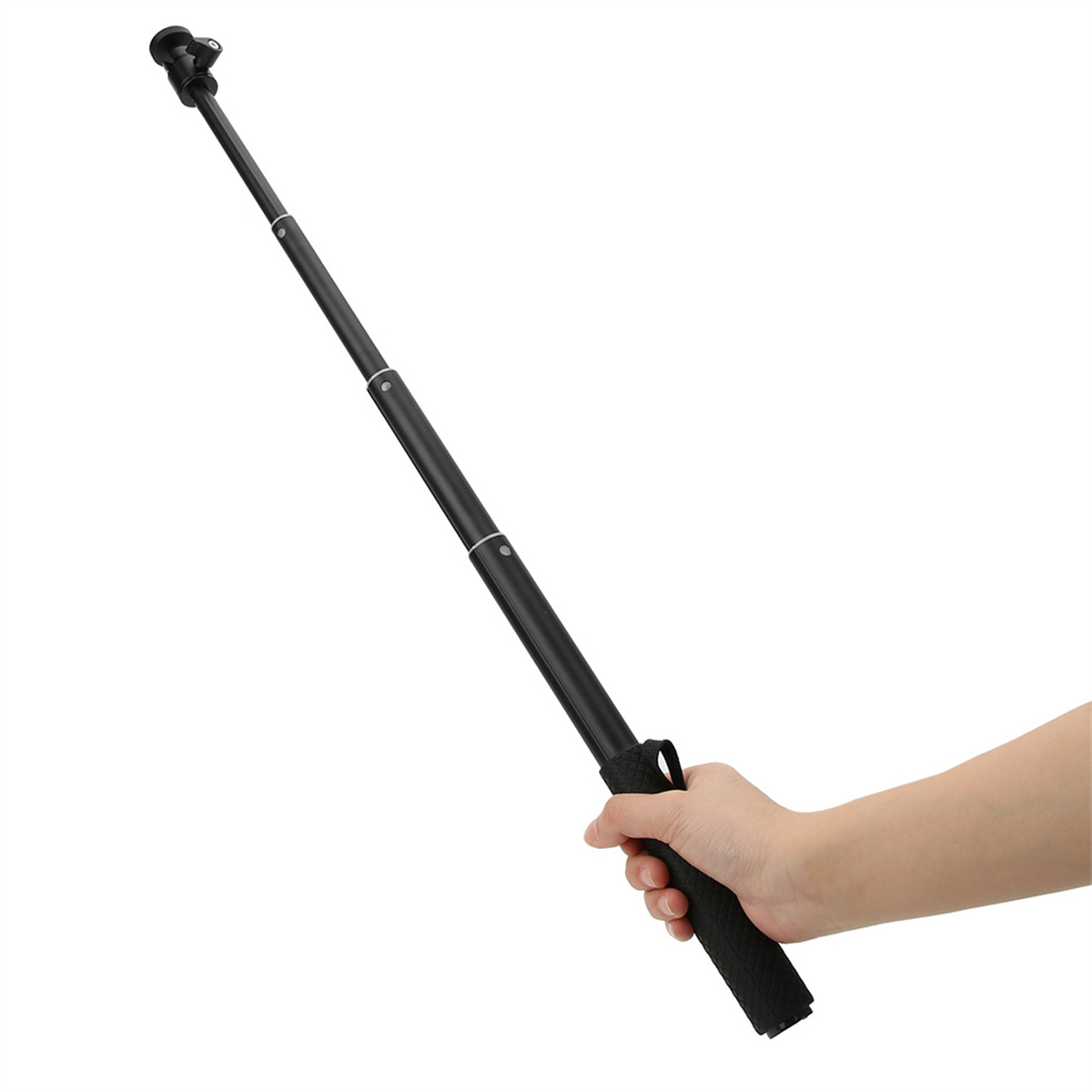 Ein schwarzer Selfie-Stick, der von einer Hand gehalten wird, mit weißem Hintergrund.