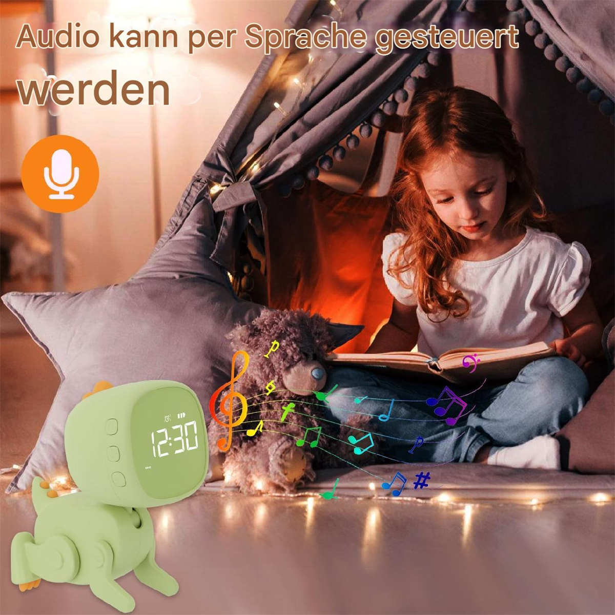 Ein Kind liest, ein dino-förmiger Wecker zeigt 12:30, mit Noten.