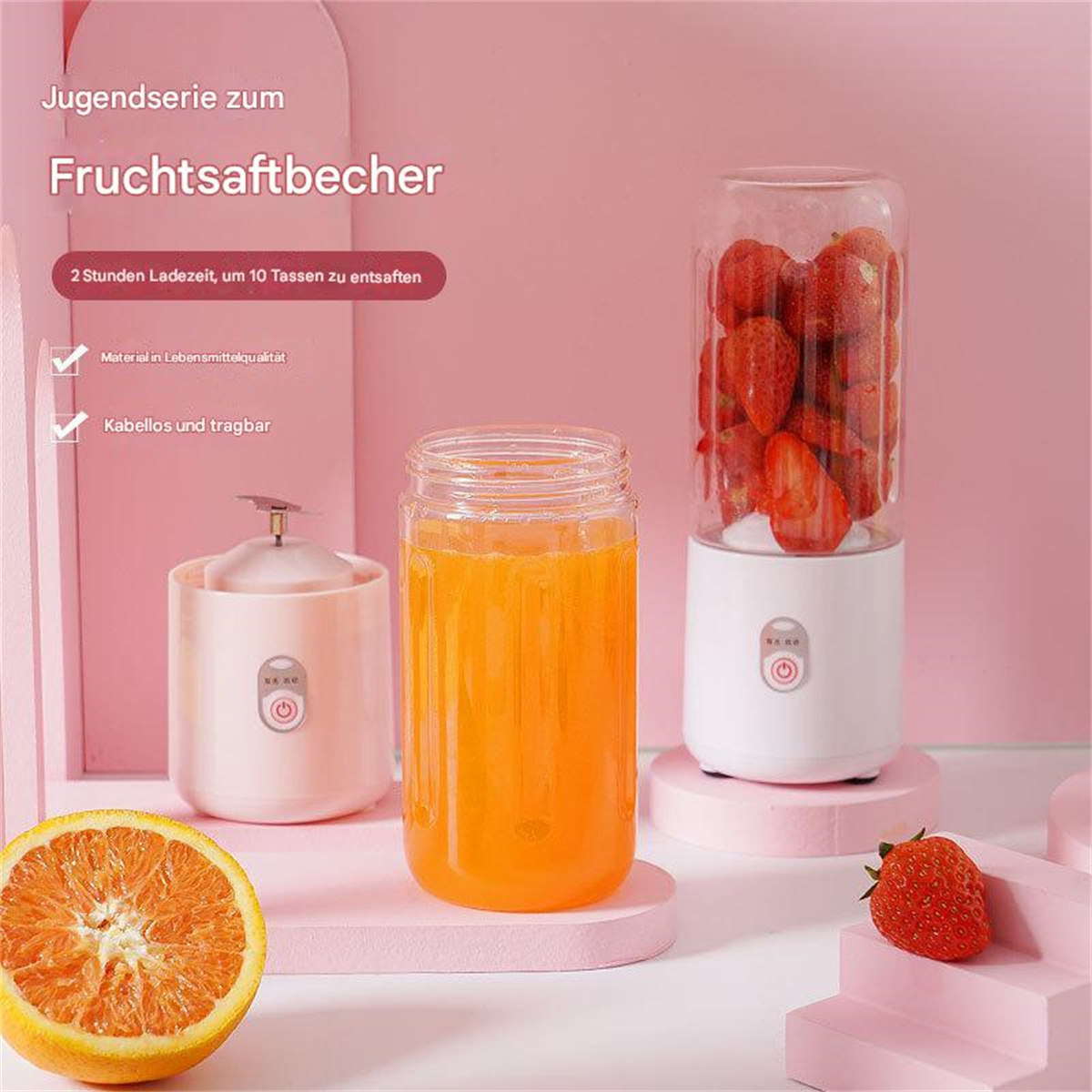Entsafter-Set mit Orangensaft und Erdbeeren, Mixer und rosa Basis. Weißer Hintergrund.