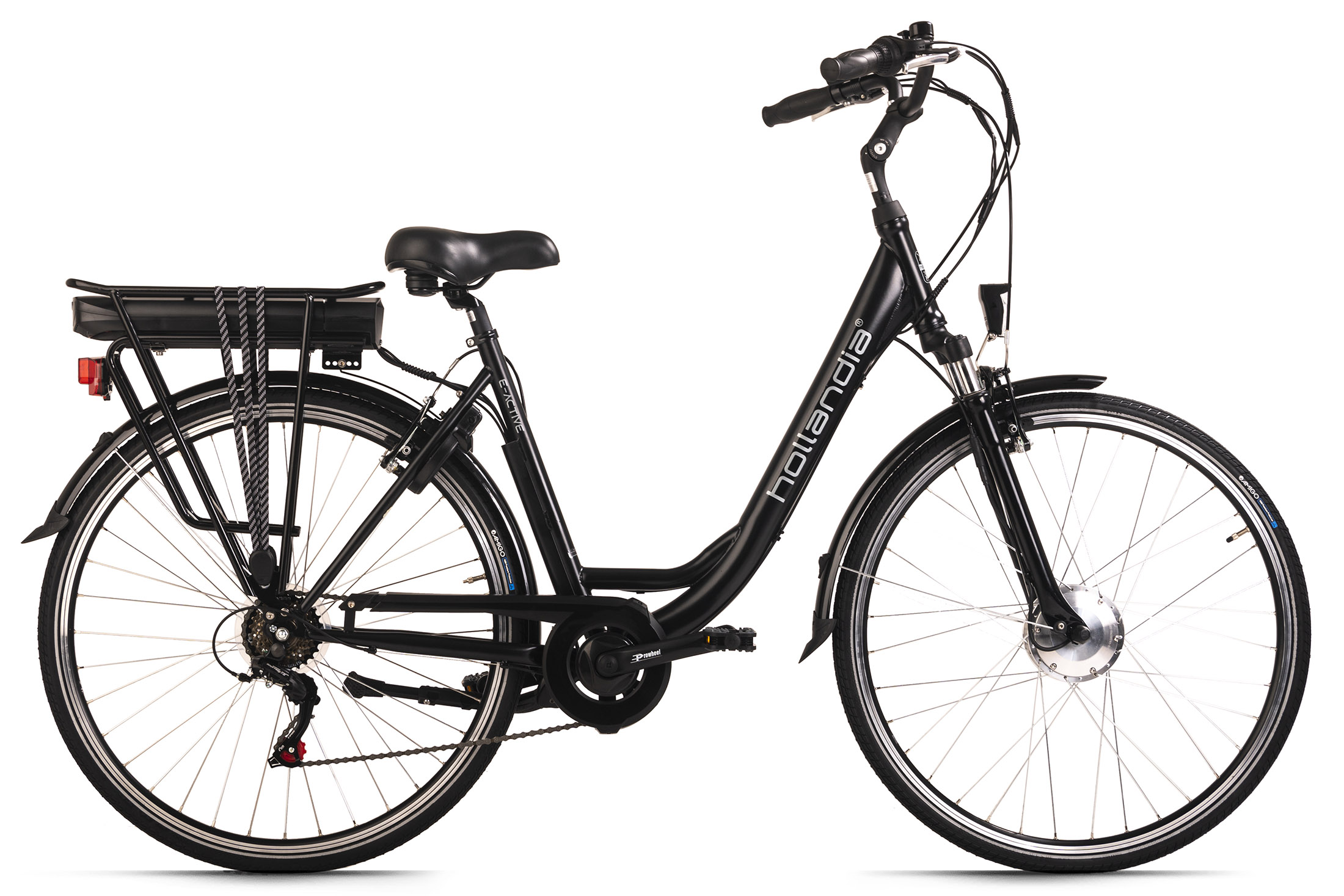 Schwarzes Elektrofahrrad auf weißem Hintergrund.