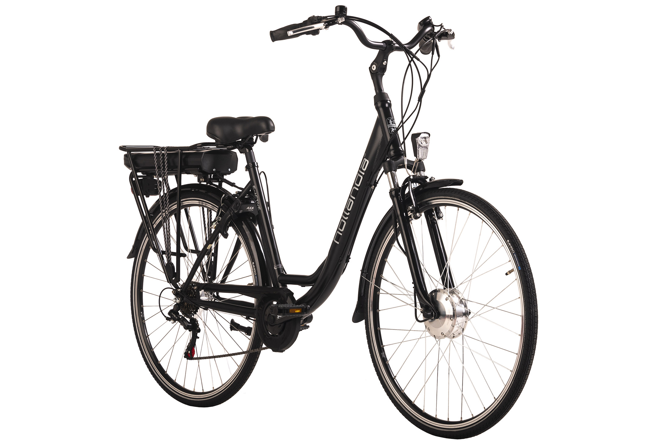Schwarzes Elektrofahrrad mit Korb und Lichtern auf weißem Hintergrund.