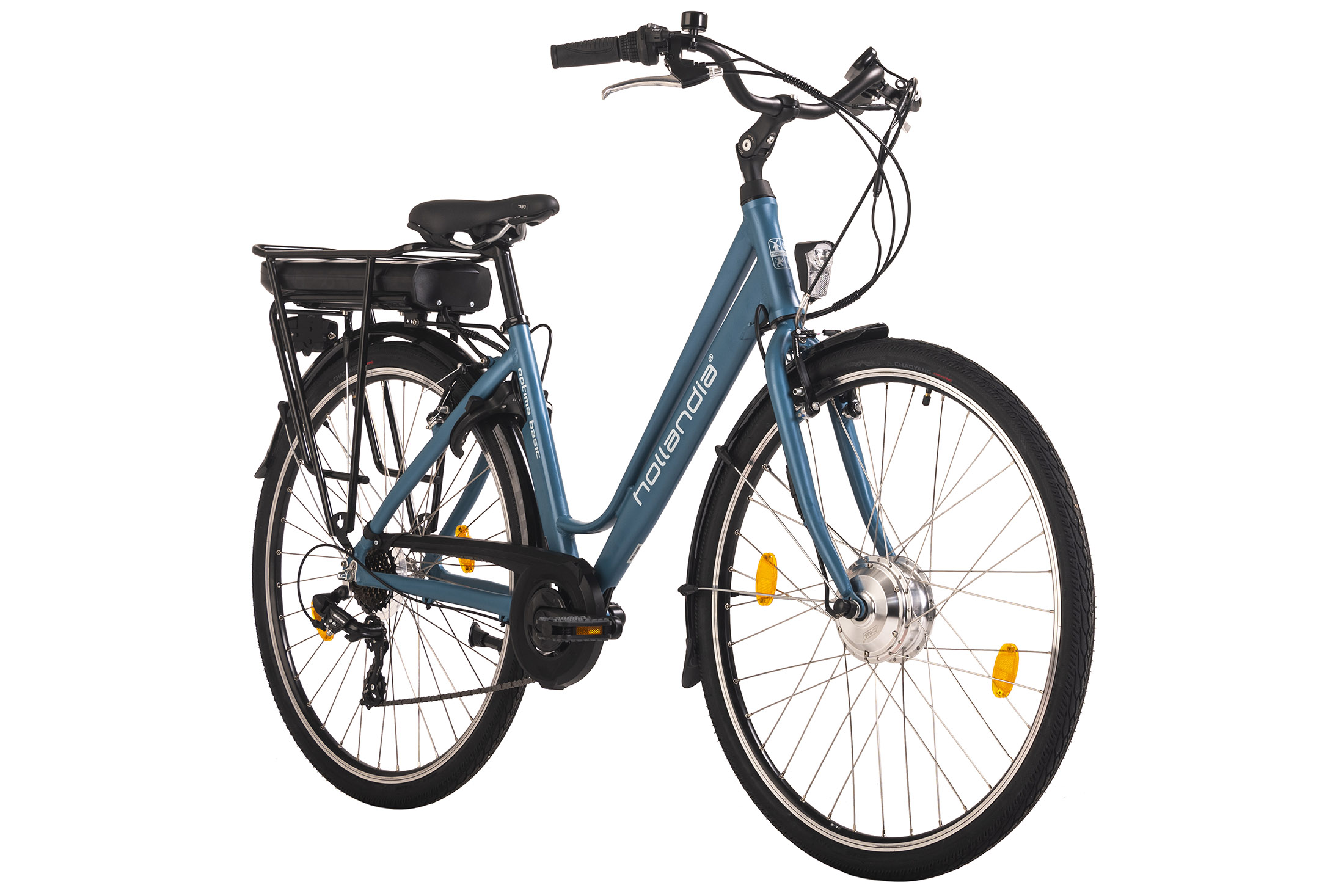 Ein teal-farbenes Elektrofahrrad mit schwarzem Sitz und Heckgepäckträger, vor weißem Hintergrund.