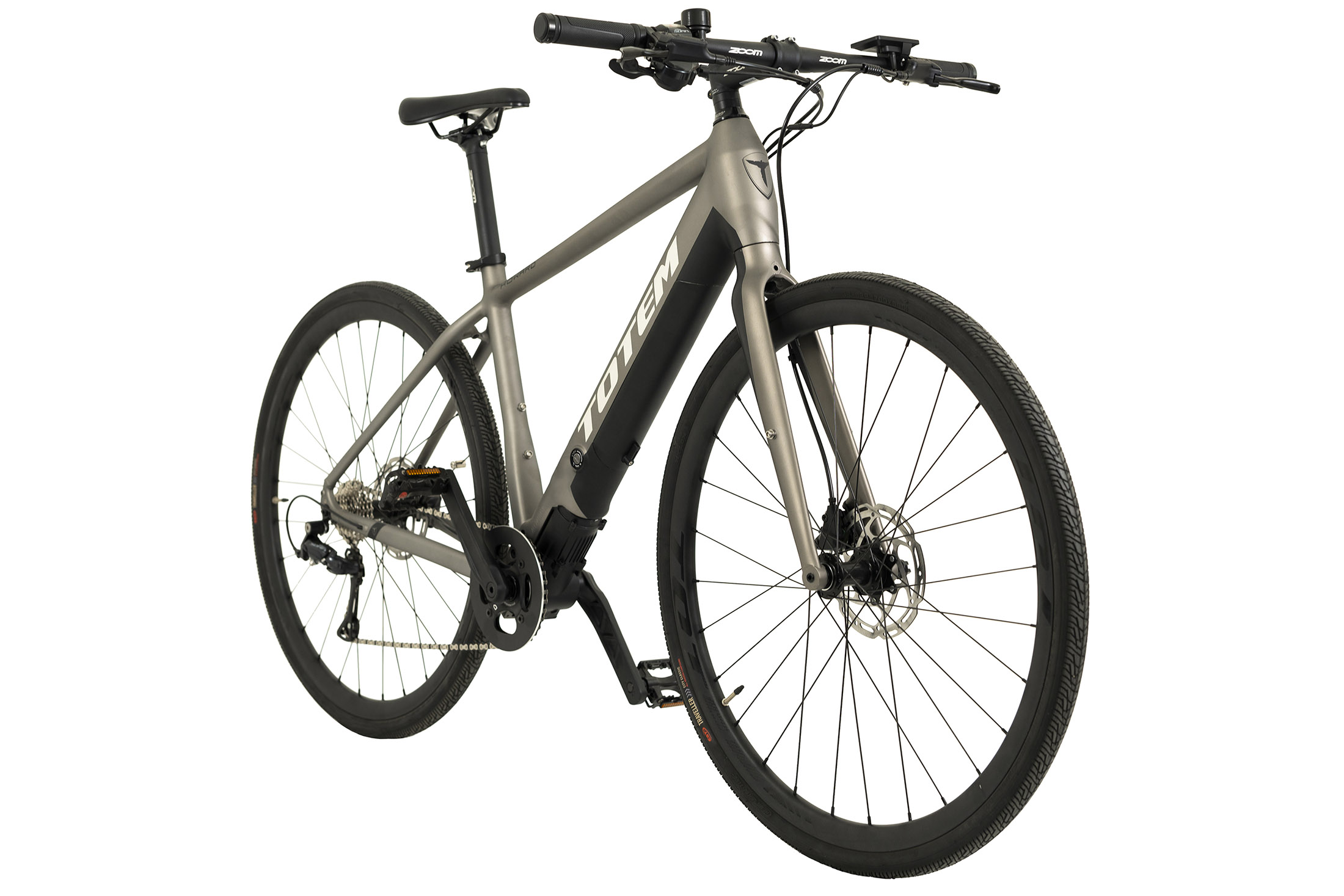 Graues Elektrofahrrad auf weißem Hintergrund, zeigt Details.