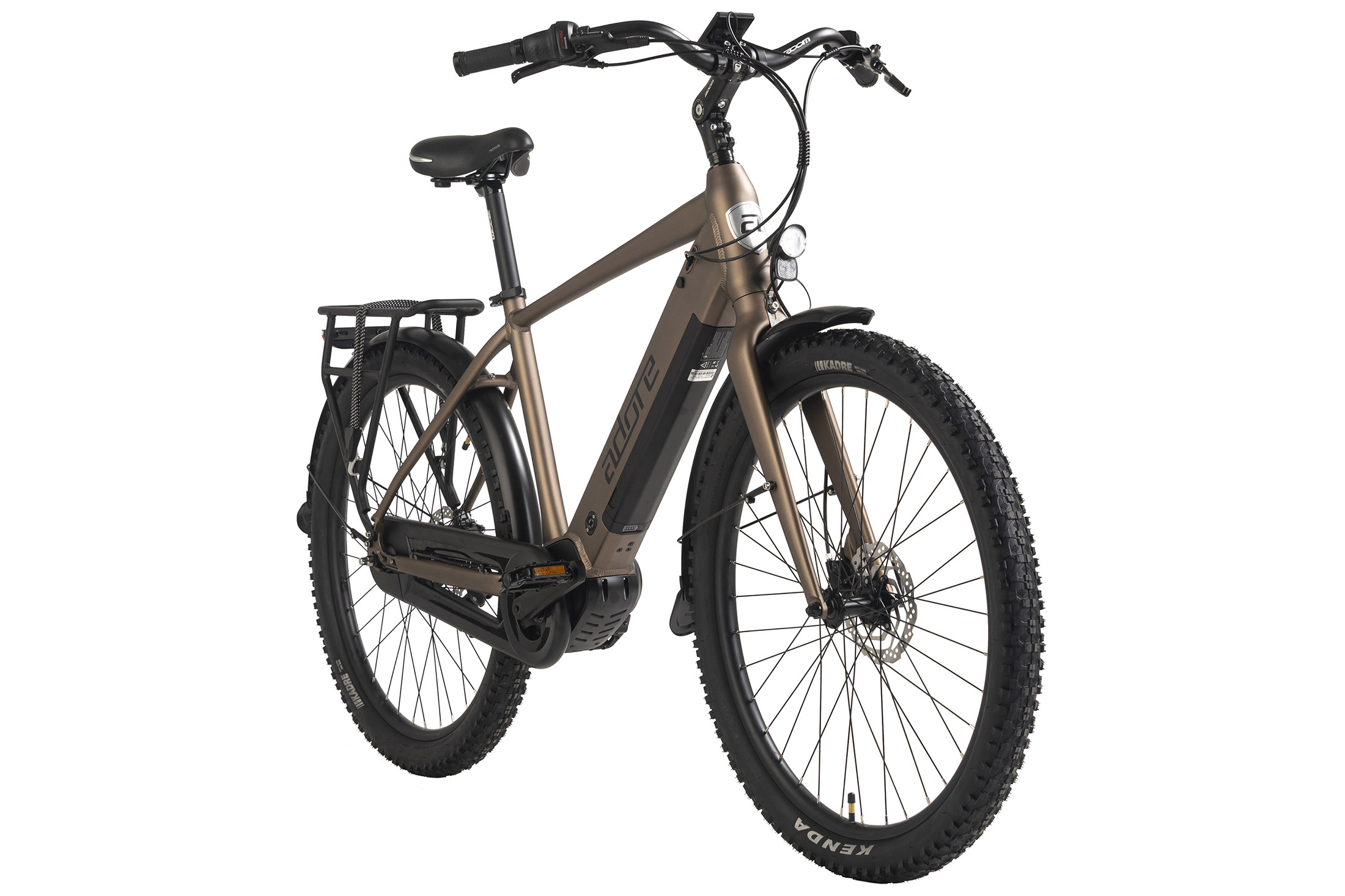 Ein braunes Elektrofahrrad mit schwarzen Reifen und Gepäckträger, vor weißem Hintergrund.