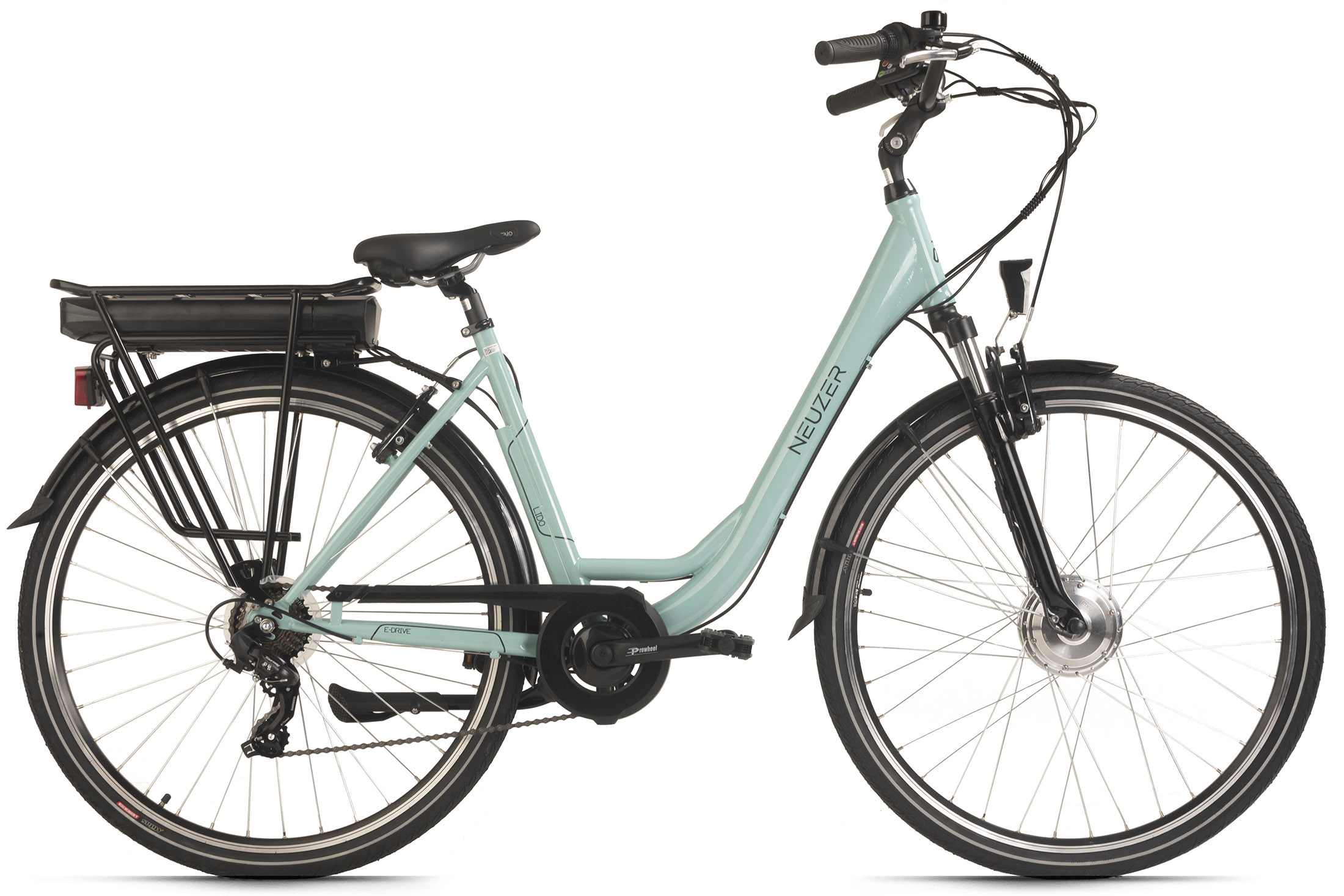 Hellblaues Fahrrad mit schwarzen Details auf weißem Hintergrund. Es hat einen schwarzen Korb hinten.