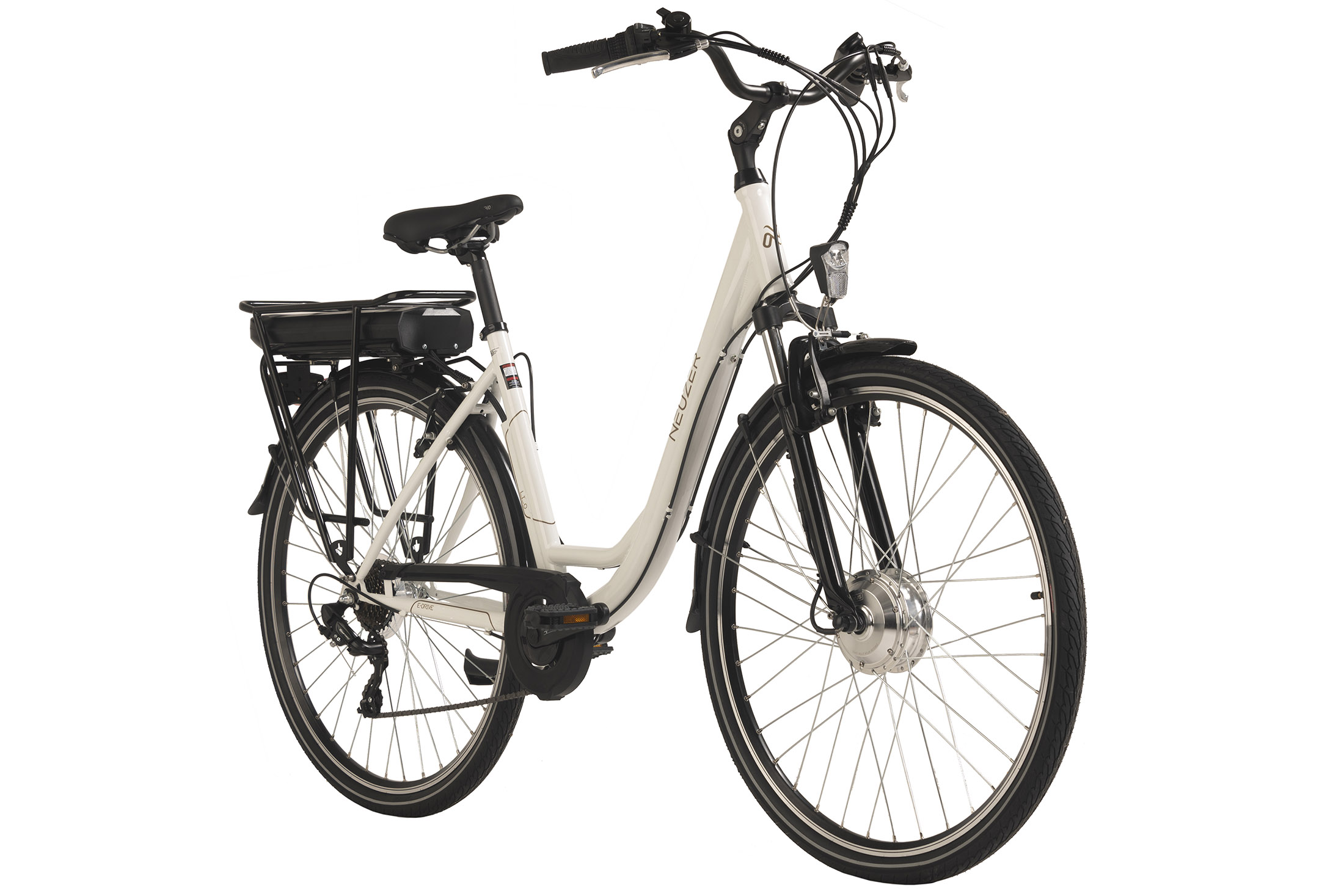 Ein weißes und schwarzes Elektrofahrrad. Das Fahrrad steht vor weißem Hintergrund.
