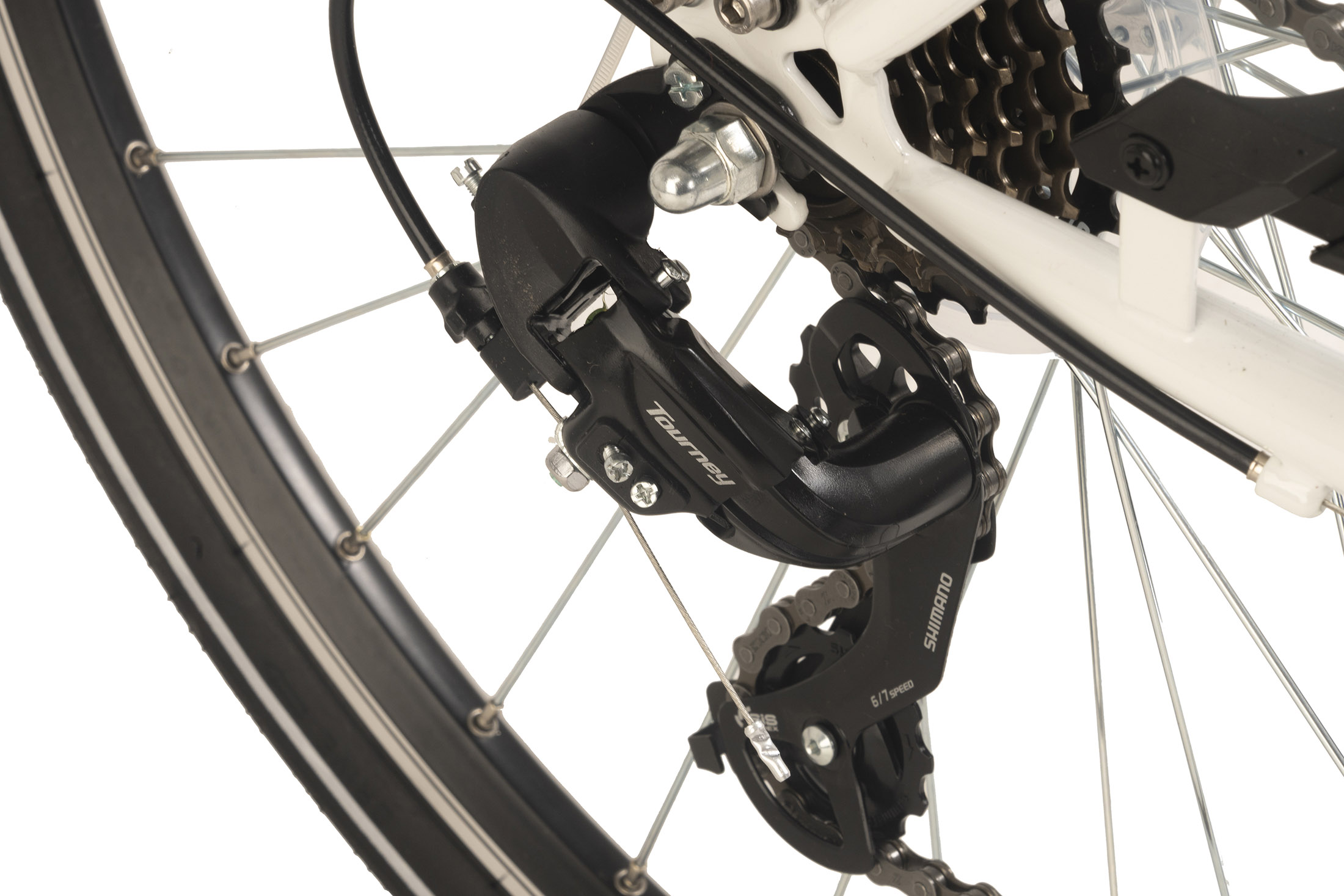 Nahaufnahme eines Fahrradschaltsystems mit sichtbarer Shimano Tourney-Marke.