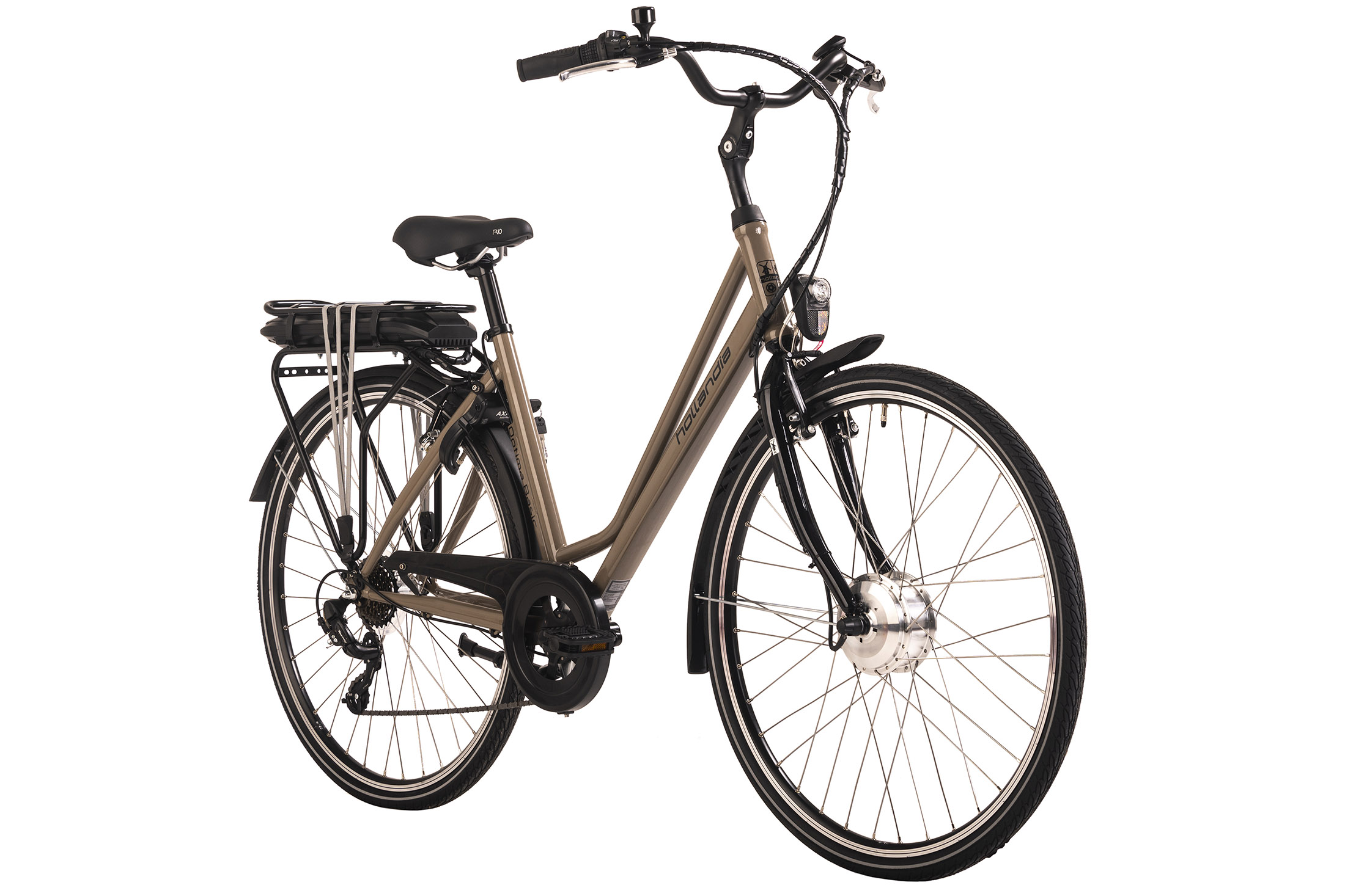 Ein braunes und schwarzes Elektrofahrrad, Vorderansicht, auf weißem Hintergrund. Hat einen Akku, Kotflügel und einen Gepäckträger.