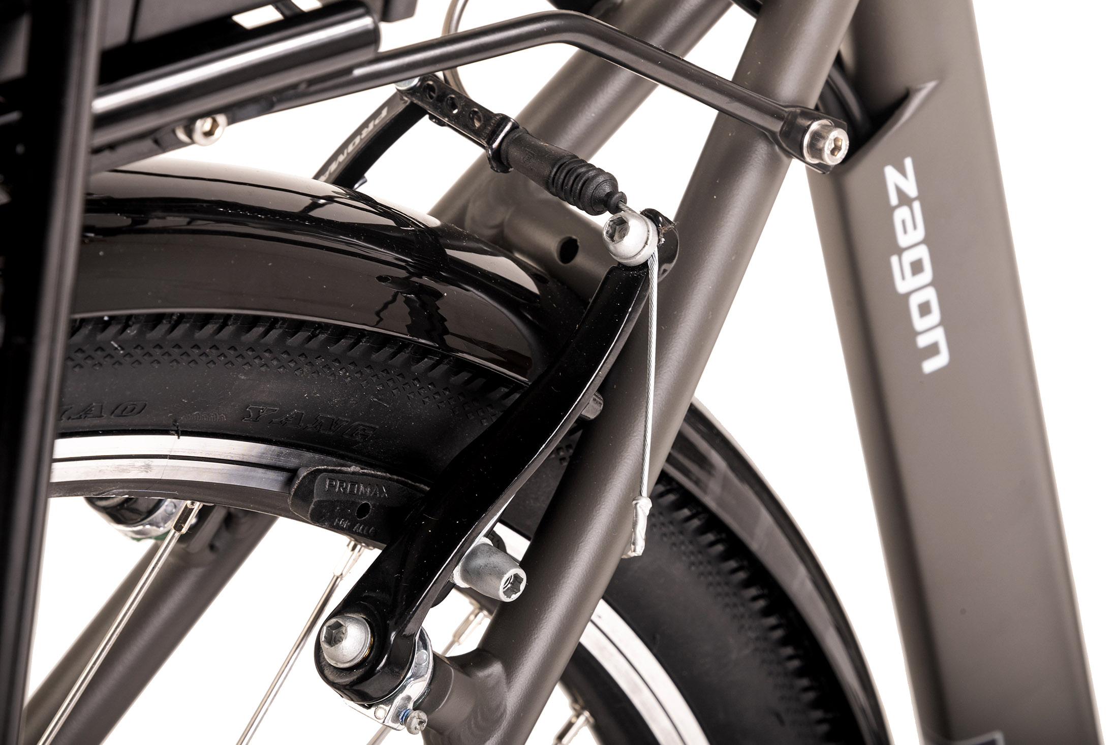 Nahaufnahme des Fahrradbremssystems, zeigt Bremsbelag und Kabelanschluss.