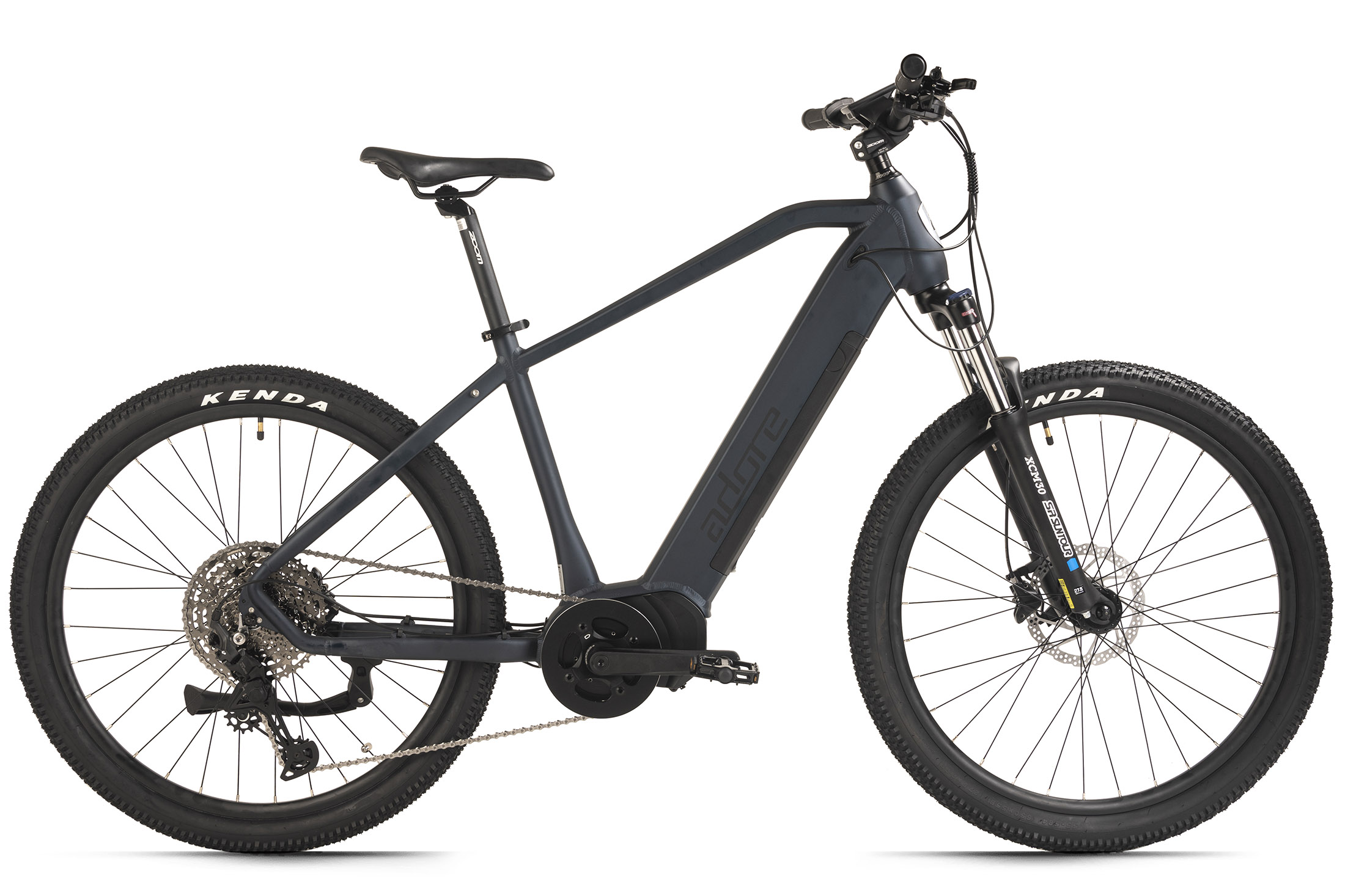 Ein dunkelgraues elektrisches Mountainbike auf weißem Hintergrund, mit schwarzen Reifen und Getriebeteilen.