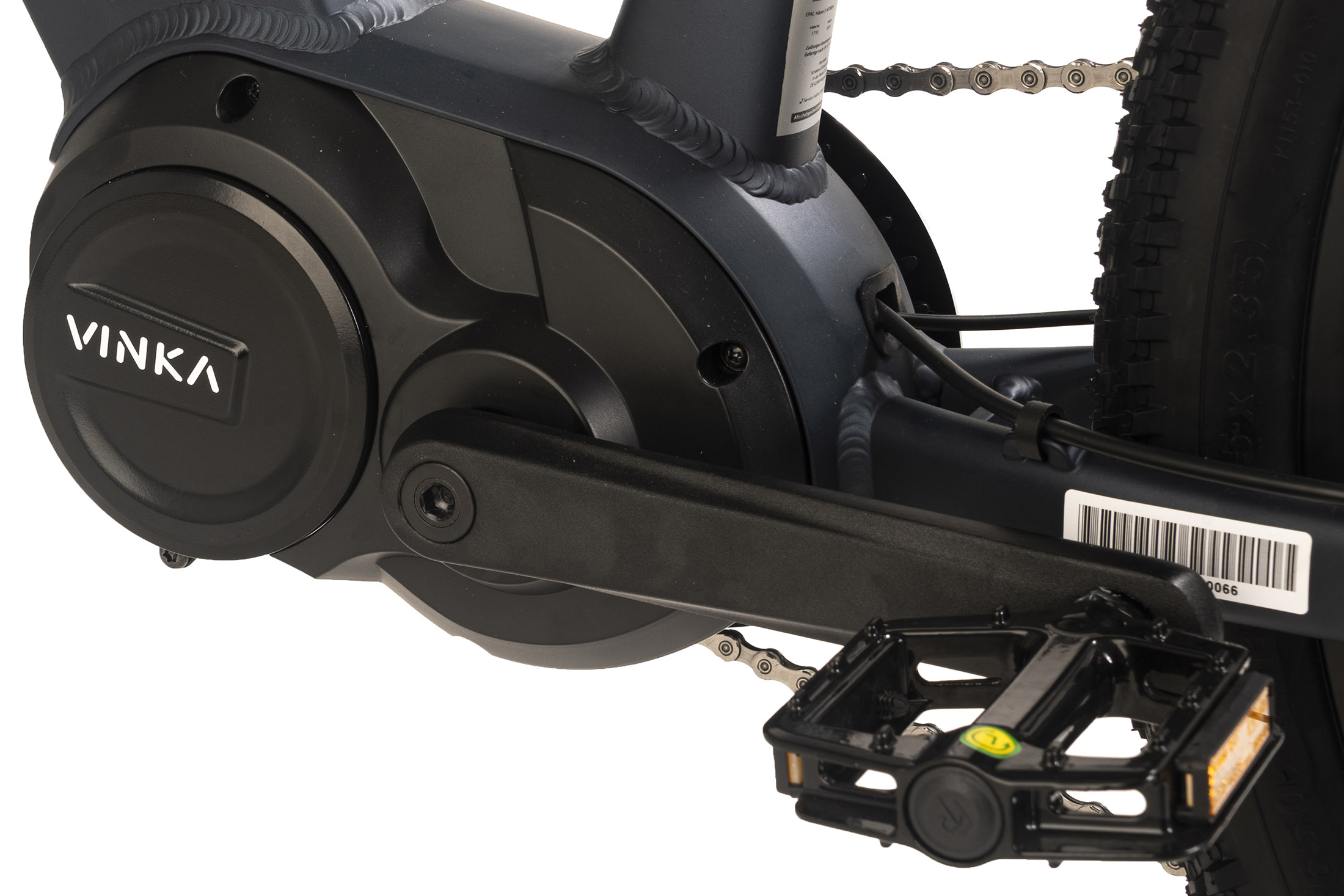 Nahaufnahme des Motors und der Kurbelgarnitur eines E-Bikes. Der Motor ist schwarz und an einem blau-grauen Rahmen befestigt.