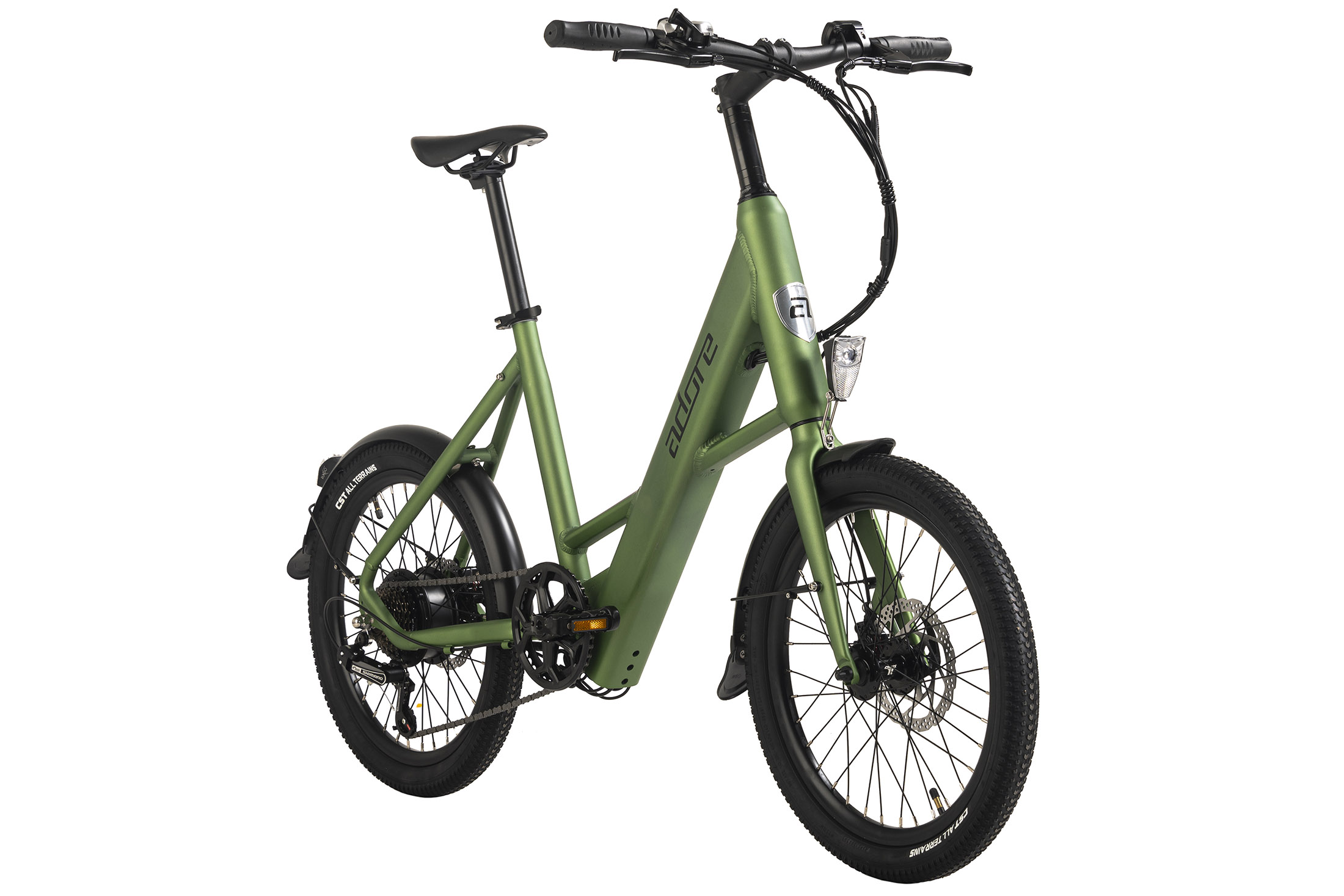 Grünes, faltbares Elektrofahrrad, schräge Ansicht, mit schwarzen Reifen auf weißem Hintergrund.