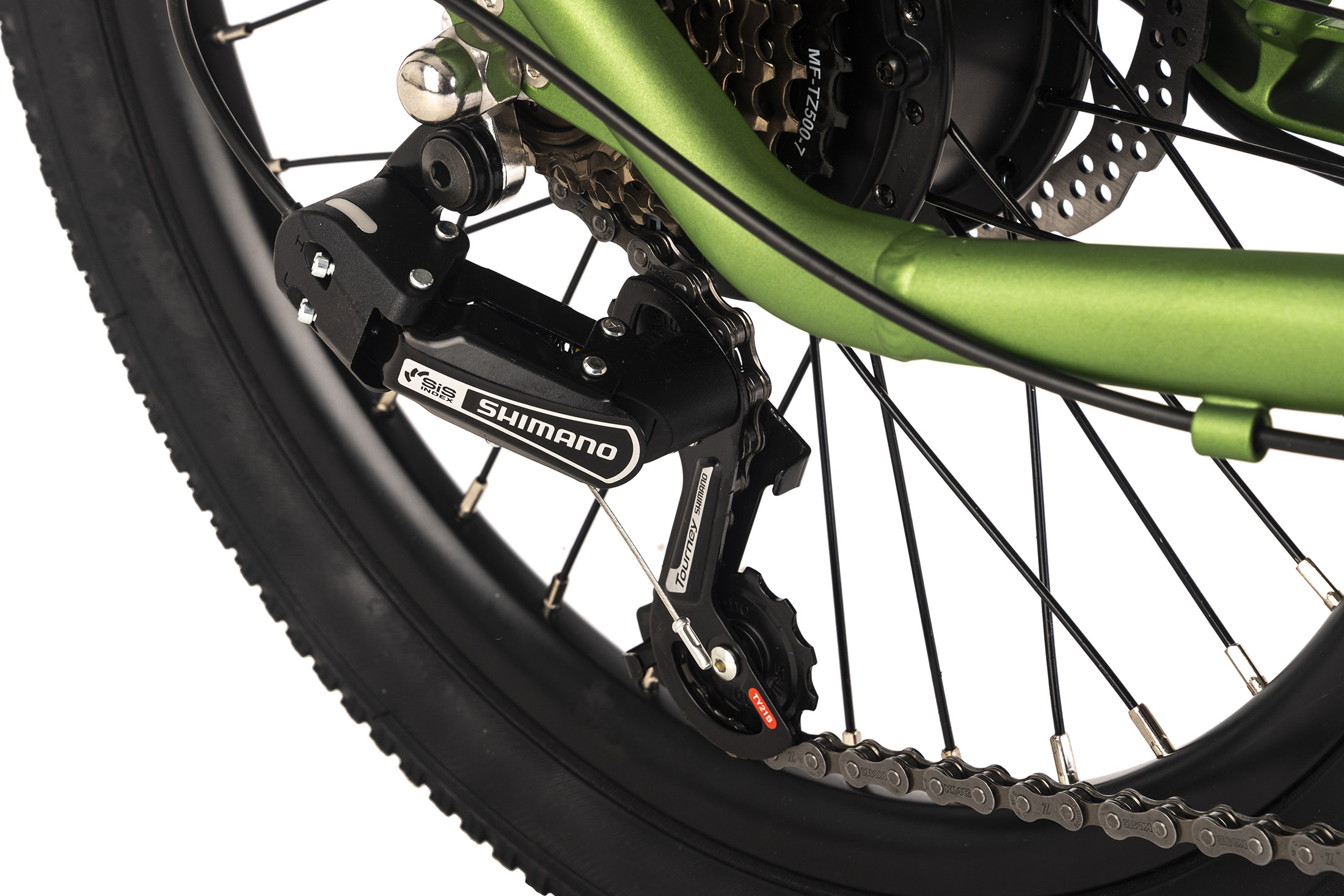 Nahaufnahme des Hinterrads eines Fahrrads mit Shimano-Schaltwerk und Kette. Das Fahrrad ist grün.