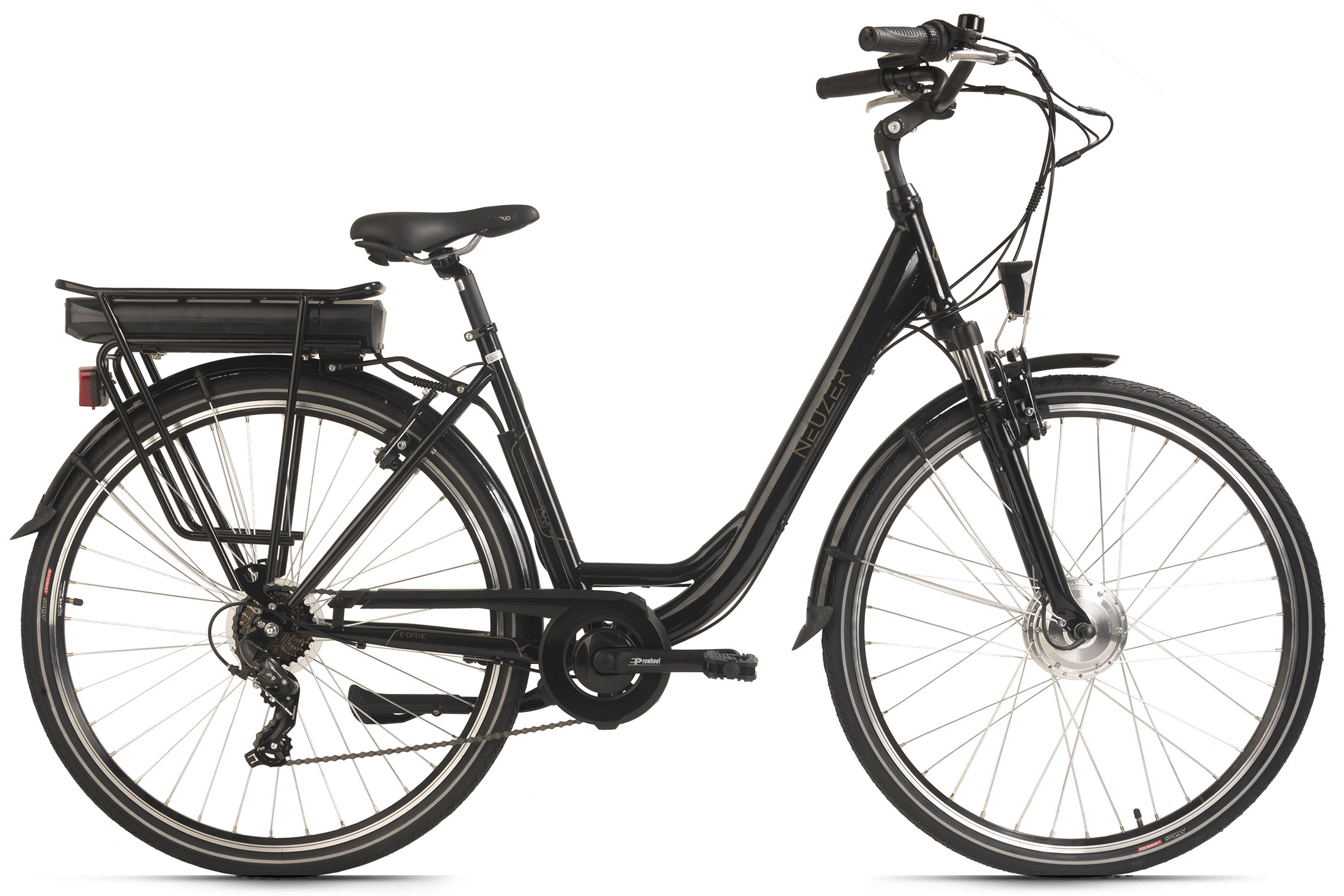 Schwarzes E-Bike mit Tiefeinstiegsrahmen. Es hat einen Akku, Gepäckträger und Schutzbleche. Weißer Hintergrund.