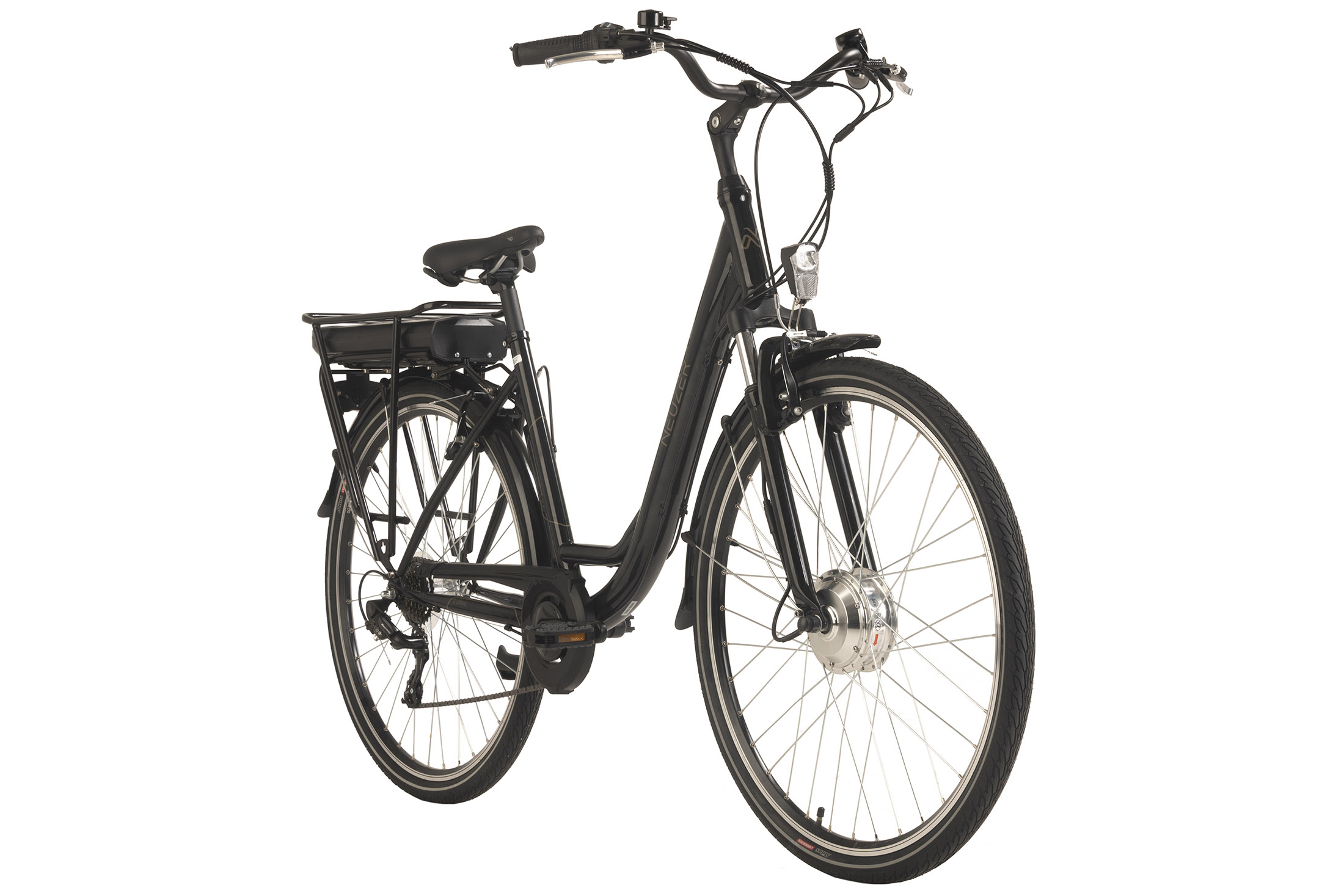 Schwarzes Elektrofahrrad mit Korb hinten, vor weißem Hintergrund. Draufsicht.
