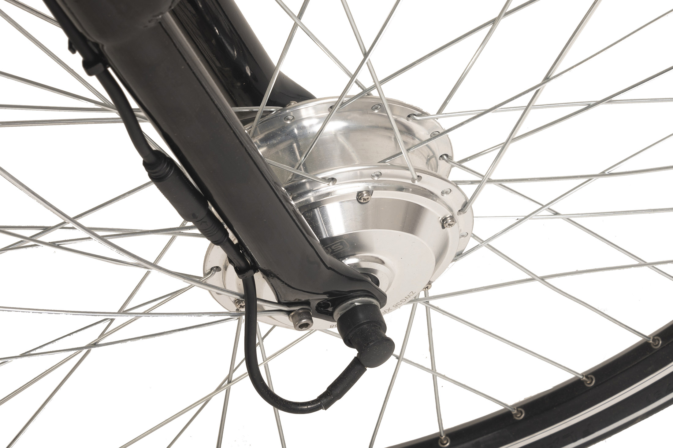 Nahaufnahme eines Fahrradrads mit Speichen, Nabe und einem schwarzen Kabel.