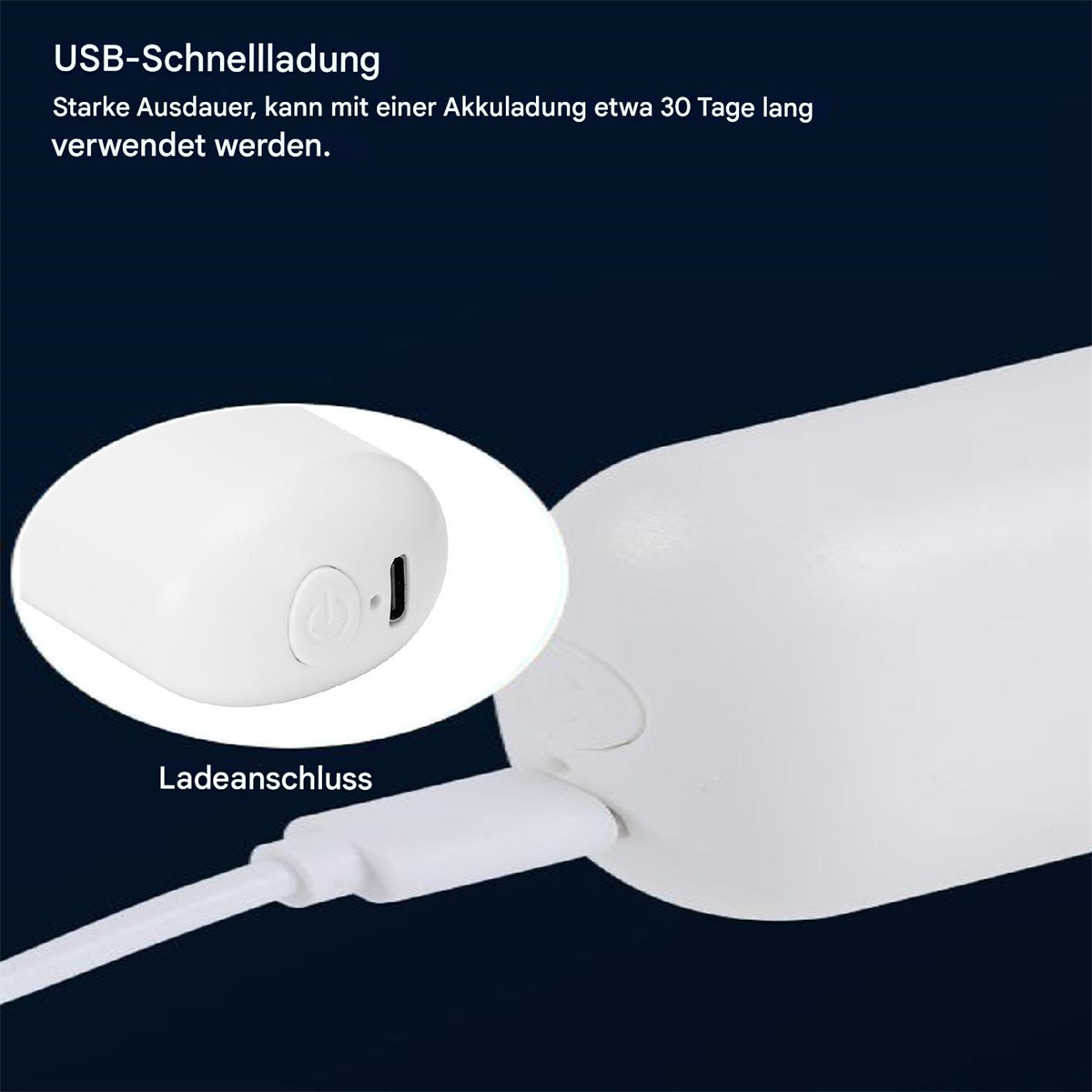 Ein weißes Gerät mit Ladeanschluss und eingestecktem USB-Kabel, Nahaufnahme.