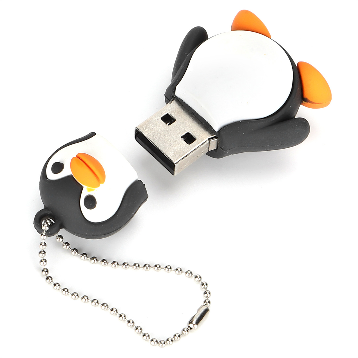 Pinguin-förmiger USB-Stick in zwei Teilen. Schwarz-weißer Körper, oranger Schnabel. Silberne Kette und Stecker. Weißer Hintergrund.