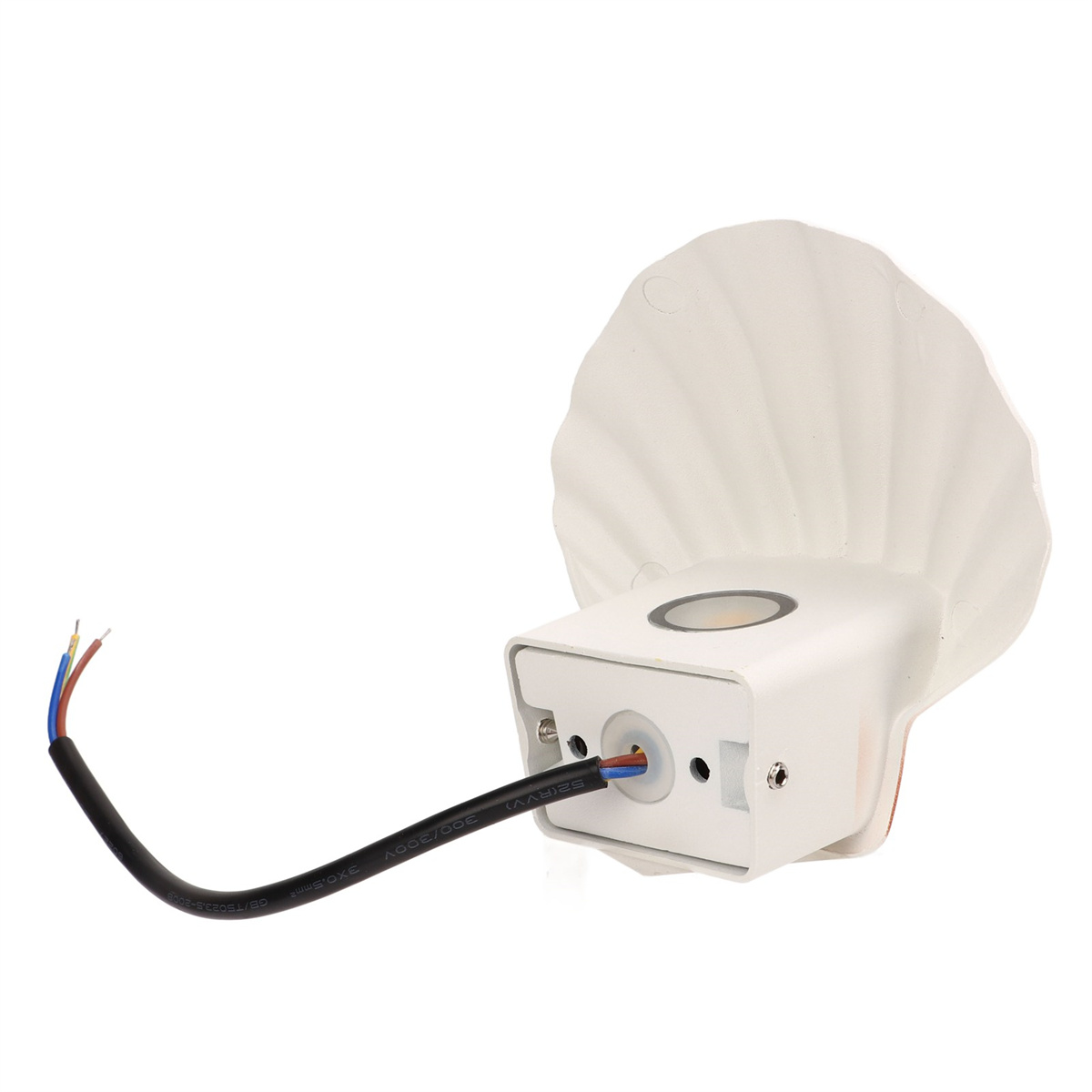 Weiße Wandlampe in Muschelform mit schwarzem Draht und farbigen Drähten, auf weißem Hintergrund.